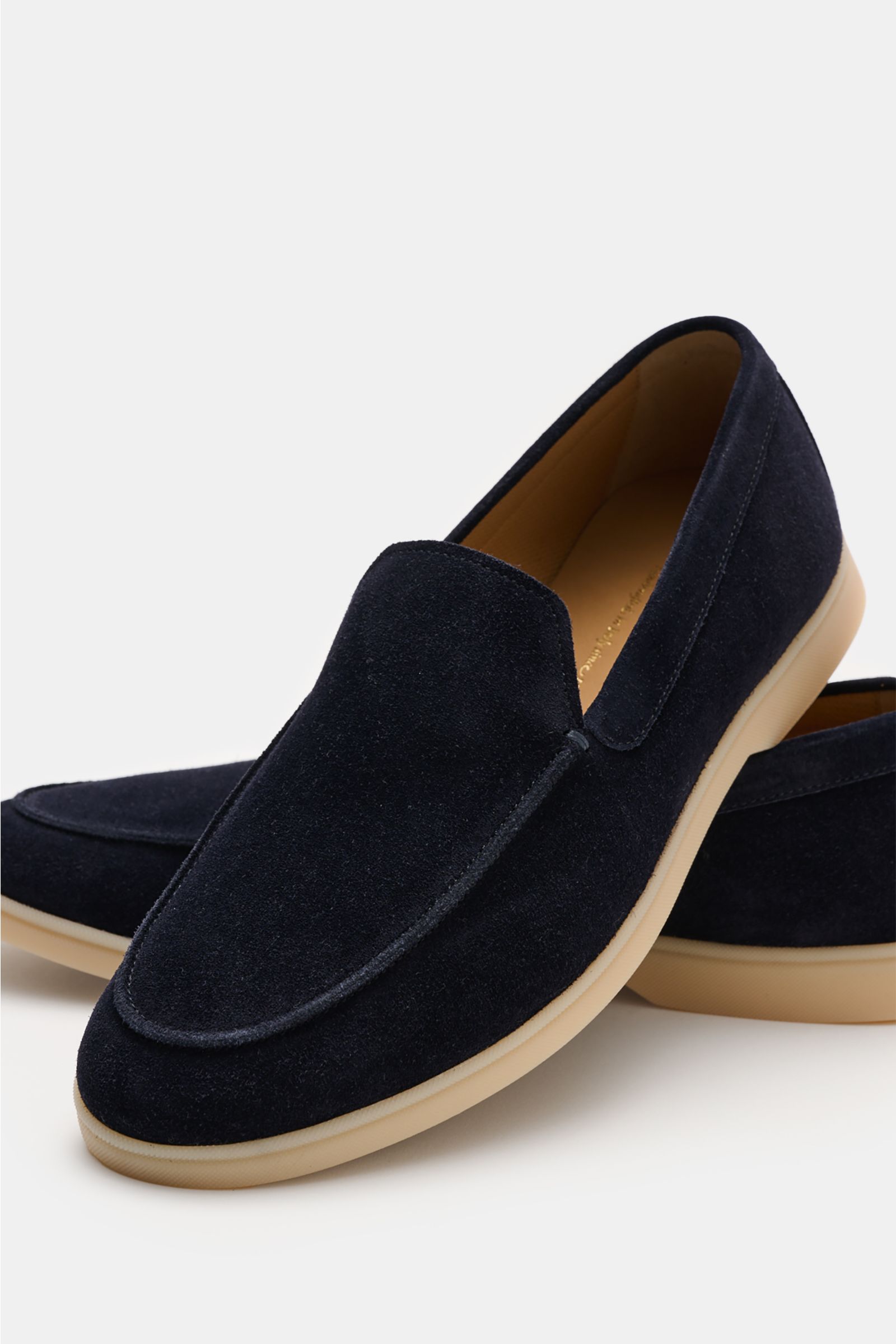 Henderson Loafer 'Panarea' navy aus geschmeidigem Veloursleder, schmal zulaufend, Ziernaht, ledernes Innenfutter, flexible Gummisohle, seitliche Perspektive.