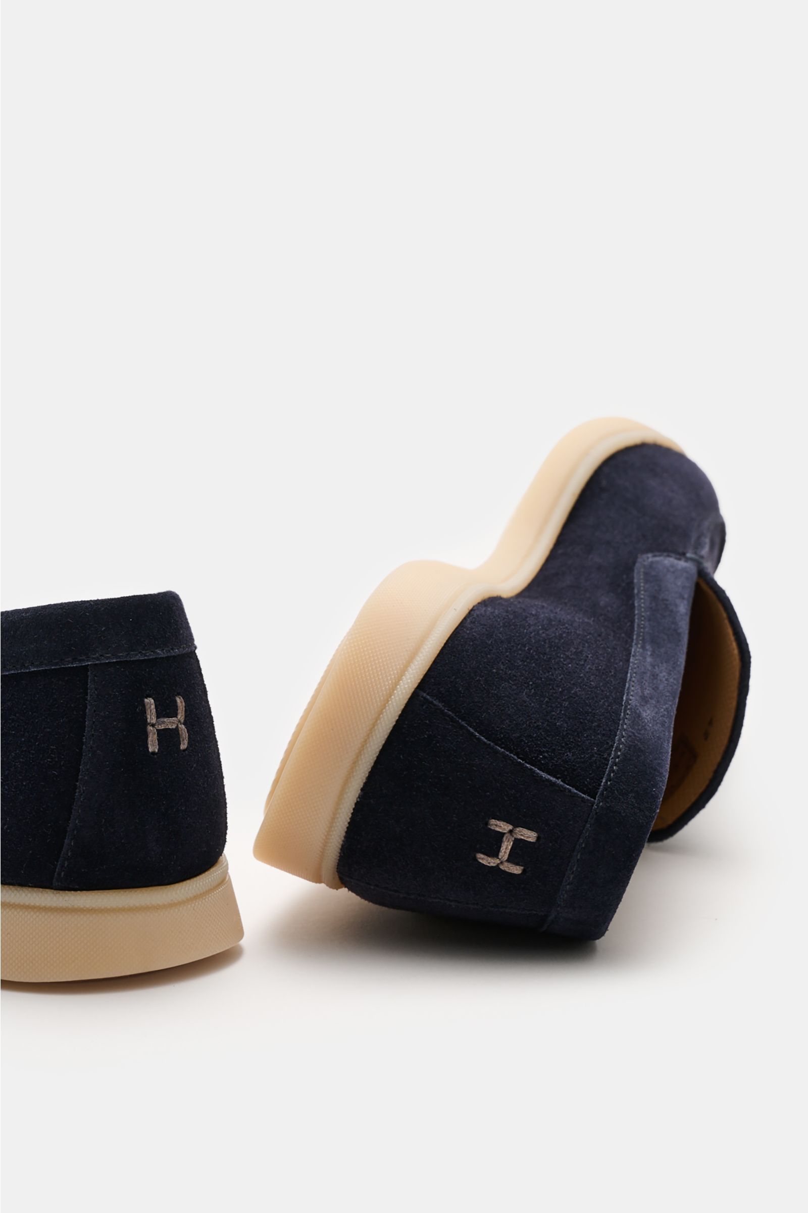 Henderson Loafer 'Panarea' navy aus Veloursleder mit Ziernaht, flexible Gummisohle, Lederfutter, Logo-Stitching, schmal, Rückansicht.