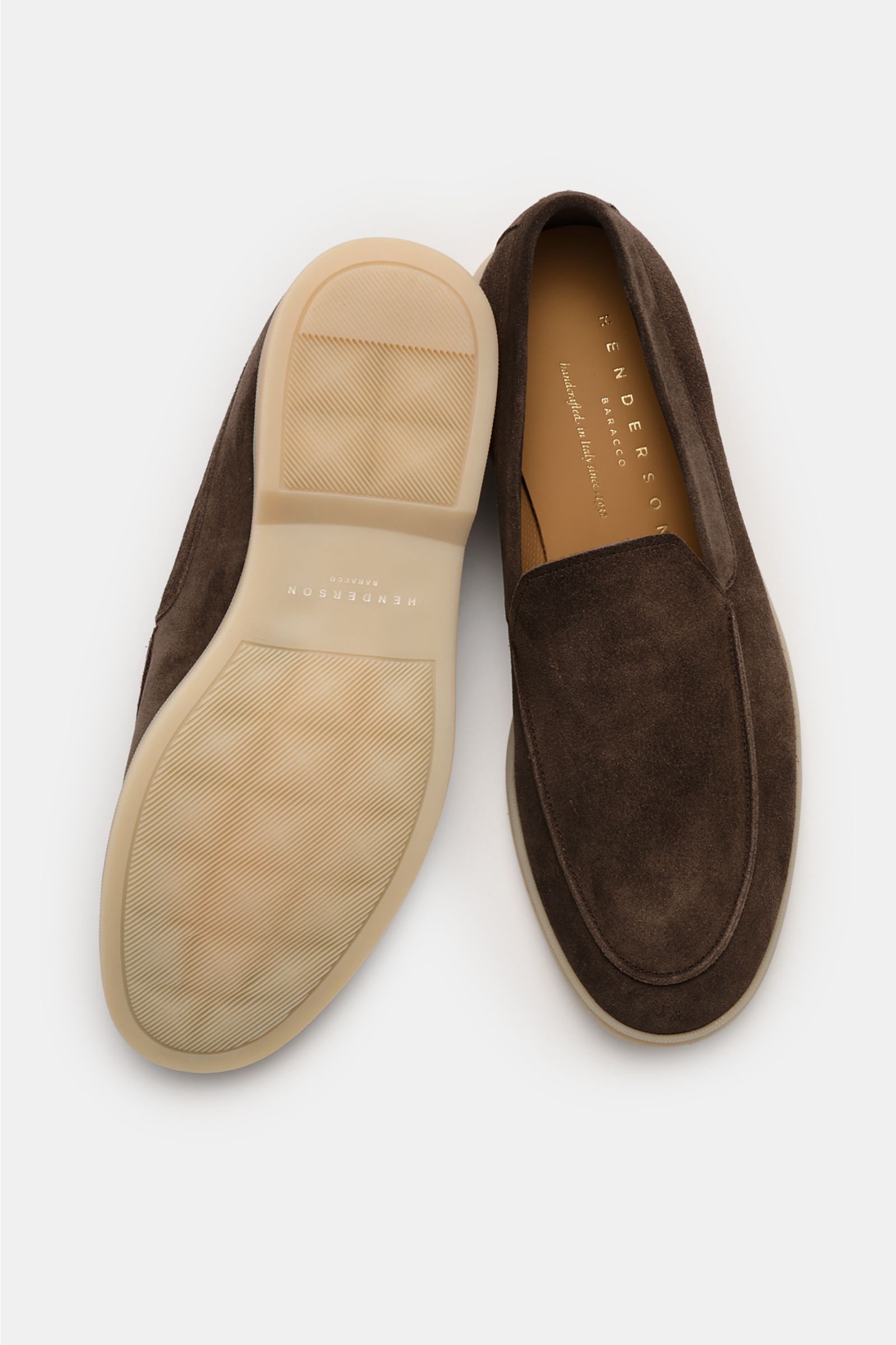 Henderson Loafer 'Panarea' dunkelbraun aus Veloursleder, schmal zulaufend mit Ziernaht, flexible Gummisohle, ledernes Innenfutter, Ansicht von oben.
