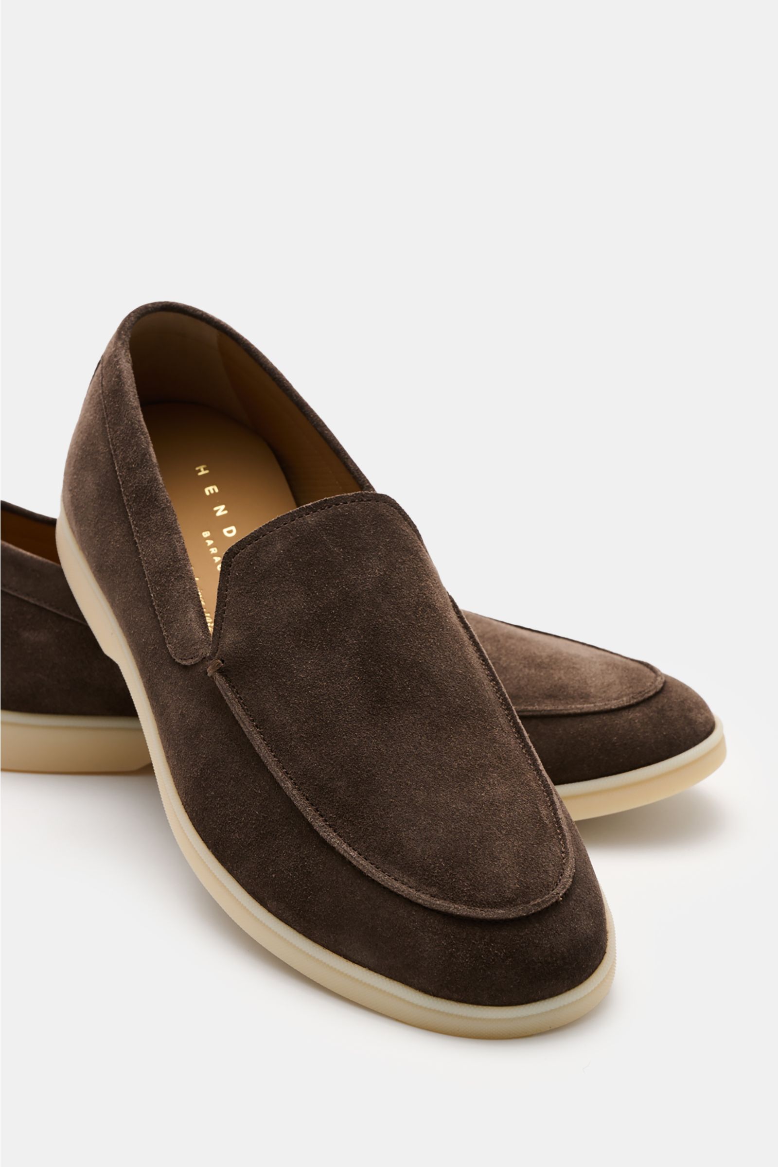 Henderson Loafer 'Panarea' dunkelbraun aus Veloursleder, schmal zulaufend, Ziernaht, Lederfutter, Logo-Stitching, flexible Gummisohle, Frontperspektive.