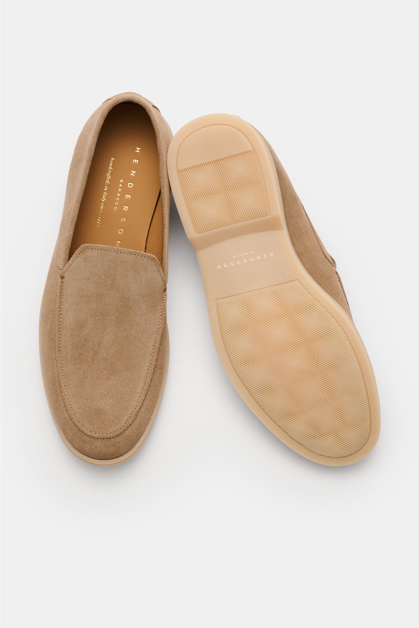 Henderson Loafer 'Panarea' sand aus geschmeidigem Veloursleder, schmal zulaufend, perforiertes Innenfutter, flexible Gummisohle, Logo-Stitching. Ansicht von oben und Sohle.