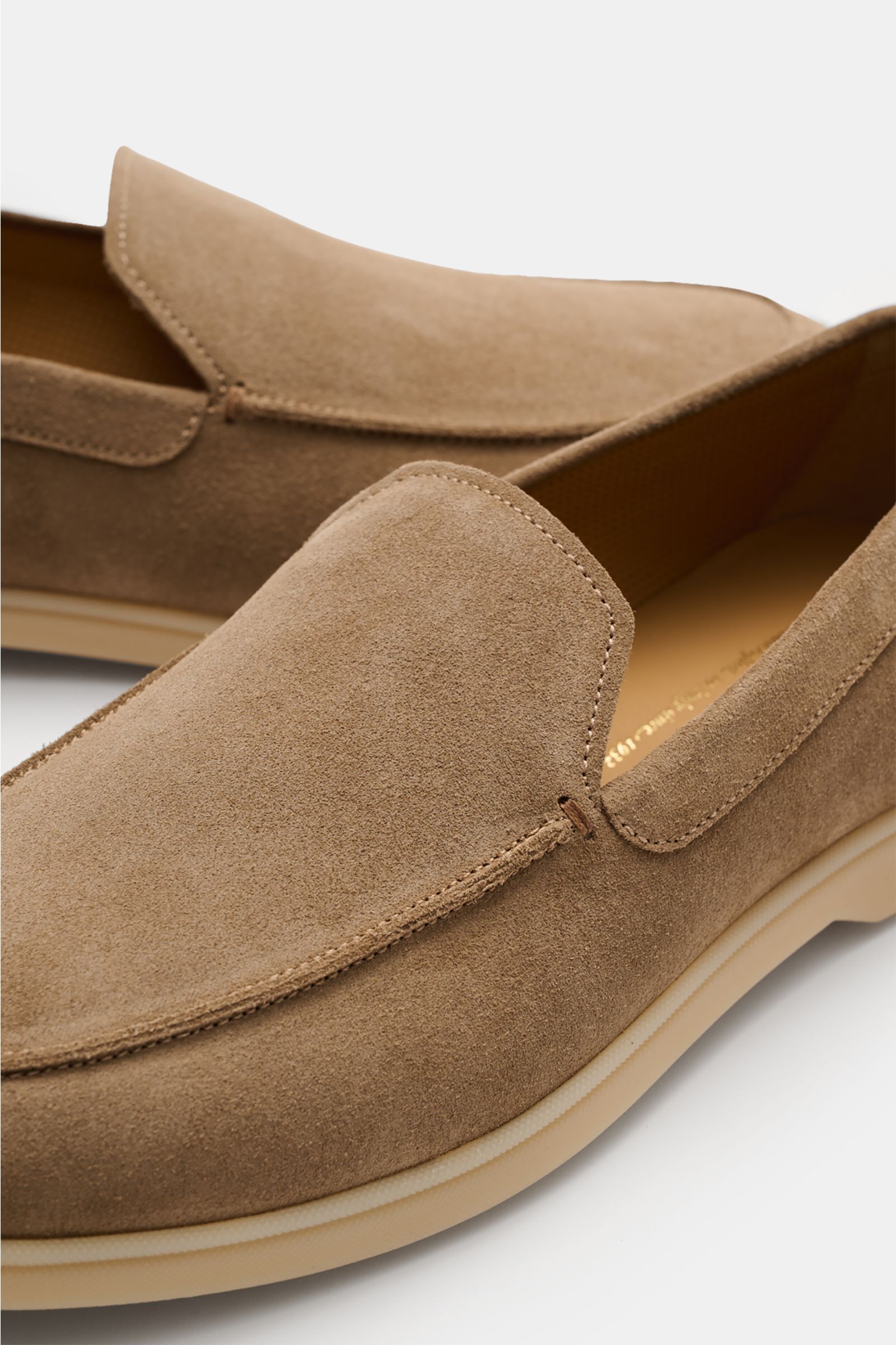 Henderson Loafer 'Panarea' sand aus geschmeidigem Veloursleder, schmal zulaufend, mit Ziernaht, Lederfutter, Logo-Stitching, flexible Gummisohle, Nahaufnahme schräg von vorne.