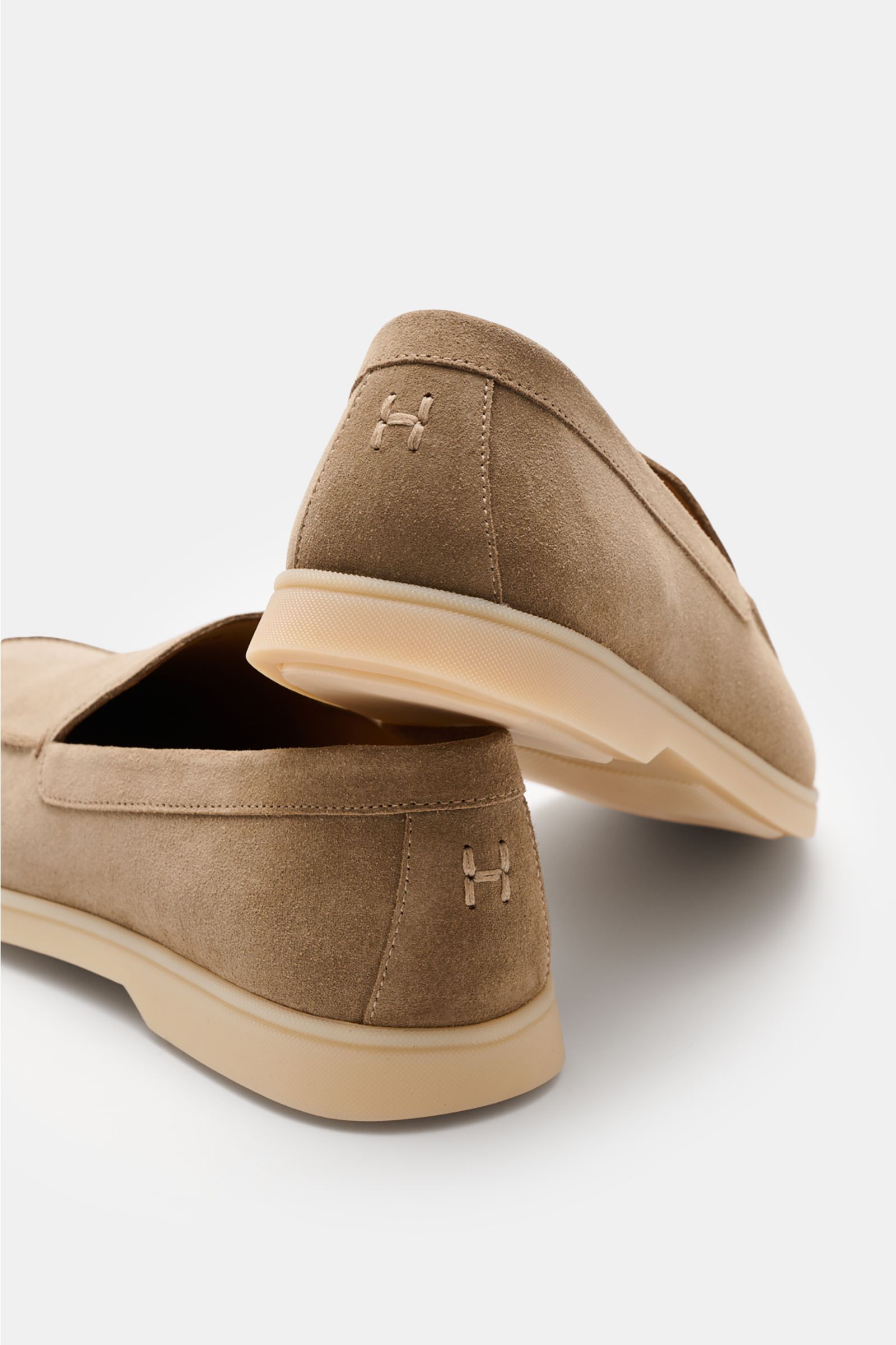 Henderson Loafer 'Panarea' sand aus geschmeidigem Veloursleder, schmal zulaufend, Ziernaht, Lederfutter, Logo-Stitching, flexible Gummisohle, Rückansicht.