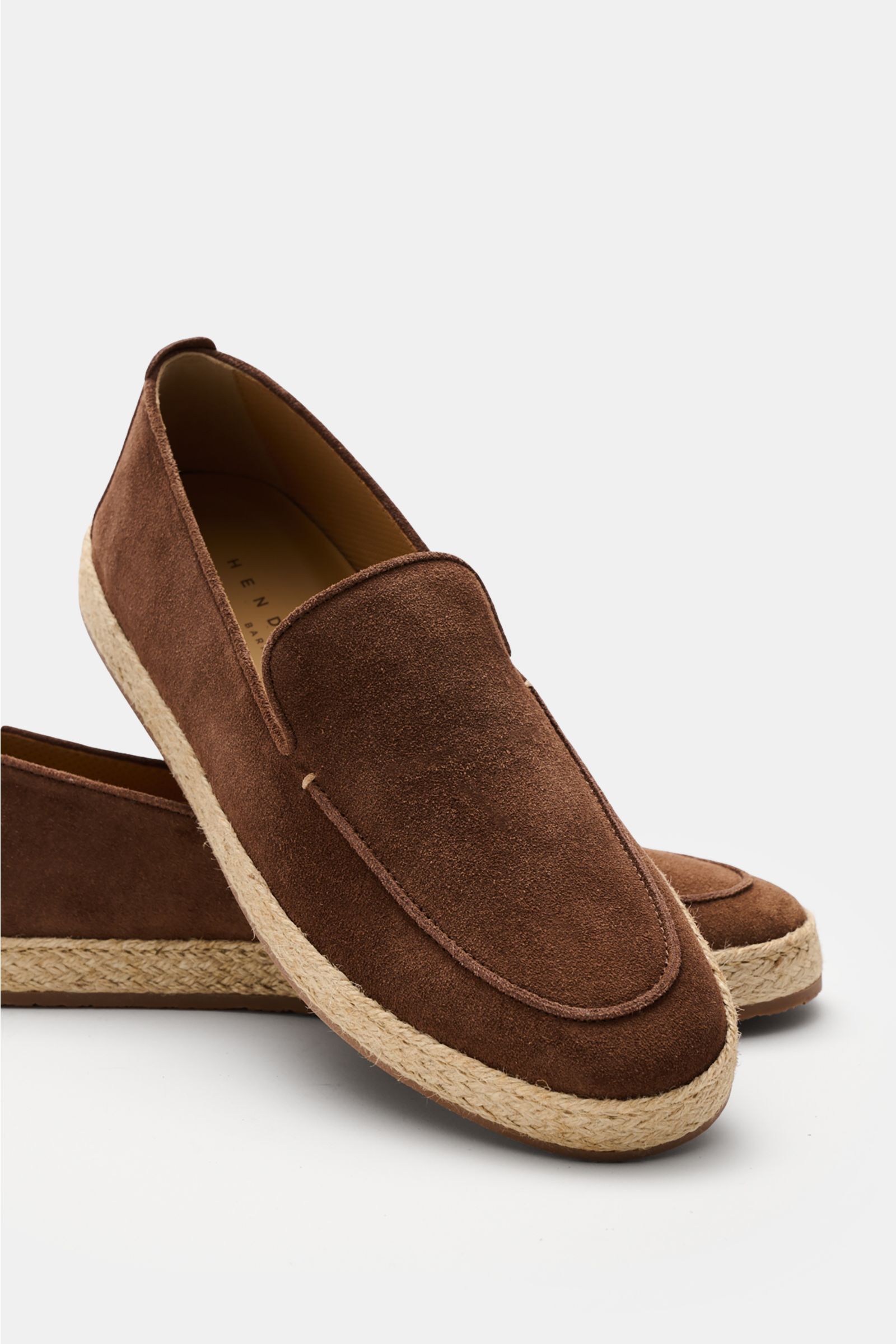 Henderson Espadrilles 'Palau' braun in soft velour leather with decorative stitching on the toe cap, jute braided trim, flexible rubber sole, shown from a front angled perspective.