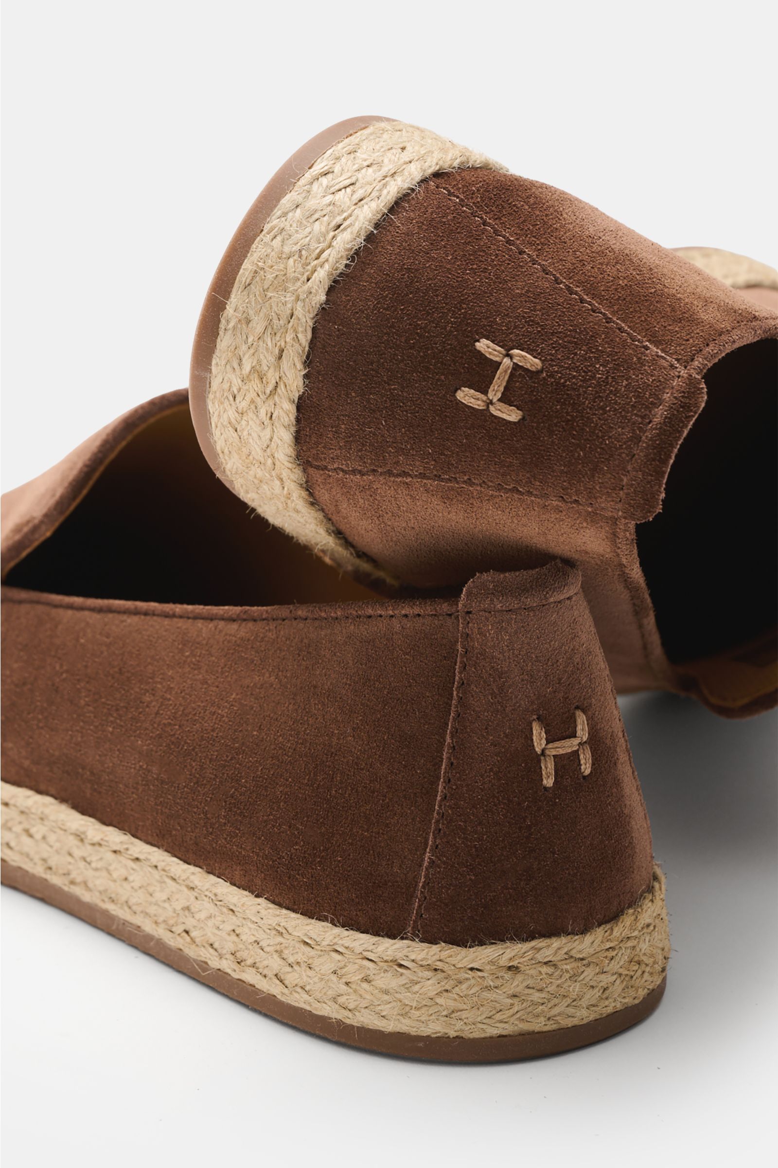 Close-up rear and side view of Henderson Espadrilles 'Palau' braun in soft brown velour leather with jute braided sole and decorative stitching on heel and front cap.