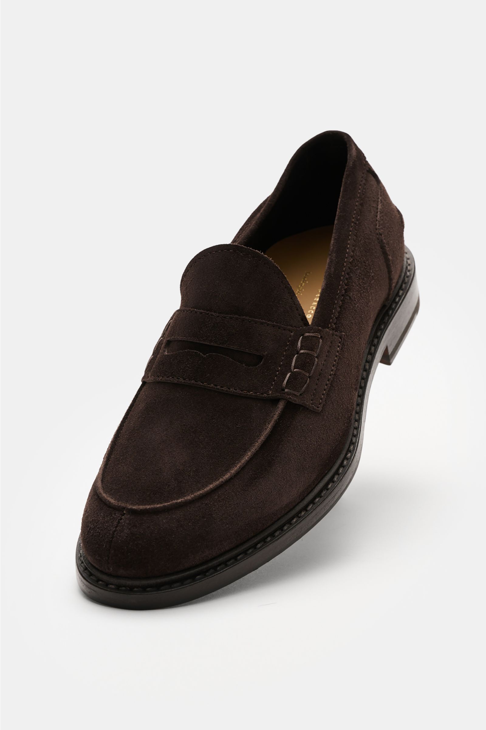Henderson Penny Loafer 'Grezzo' dunkelbraun, stylish dark brown suede loafer with typical penny-strap design, slim silhouette, leather lining, Goodyear welted sole, photographed from a front-side angle.