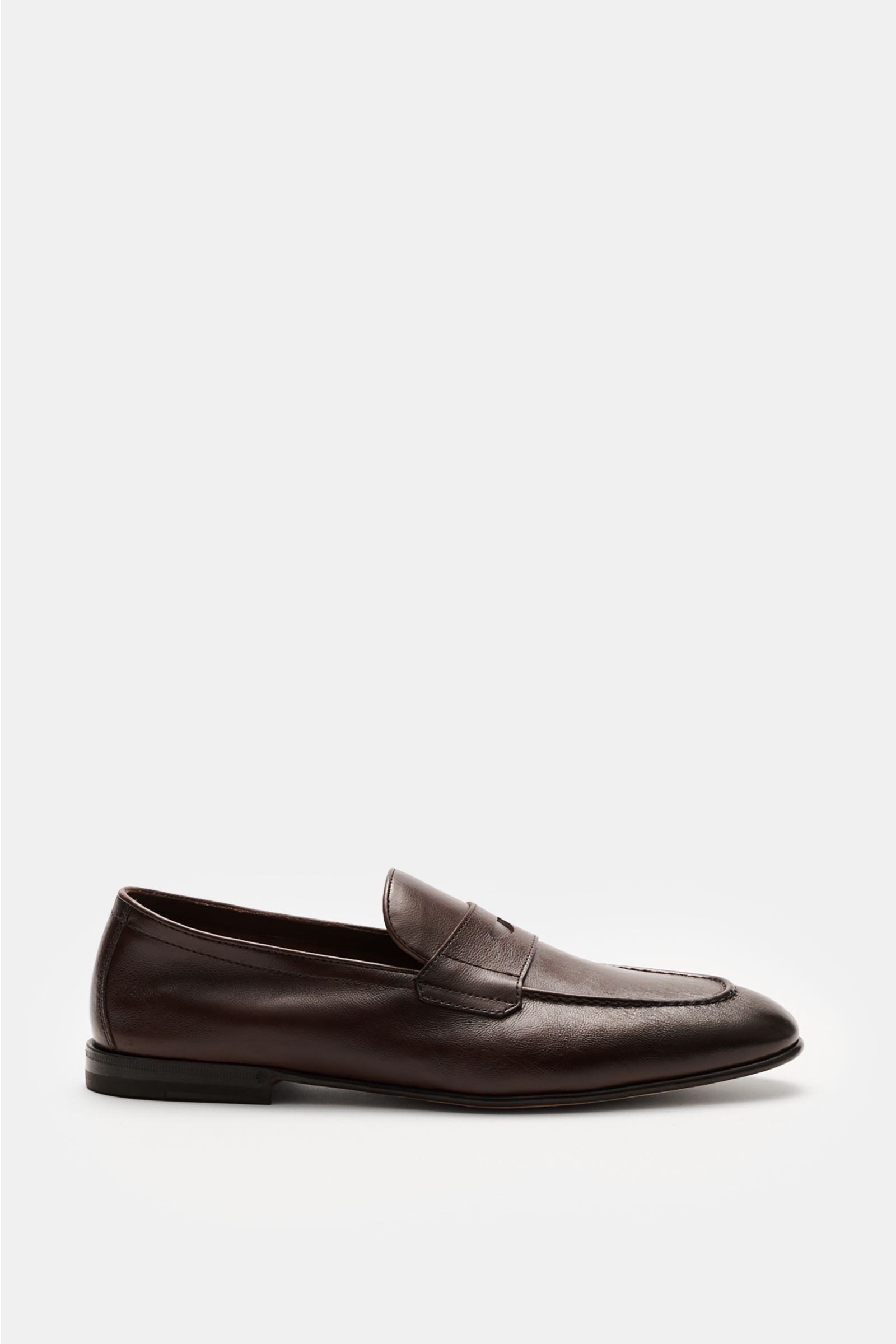 Henderson Penny Loafer 'Moro' dunkelbraun shown from side view, classic loafer with finely grained leather, slim silhouette, typical penny-strap, decorative front cap stitching, Goodyear-welted, leather lining and sole, rubber-reinforced heel for exceptio