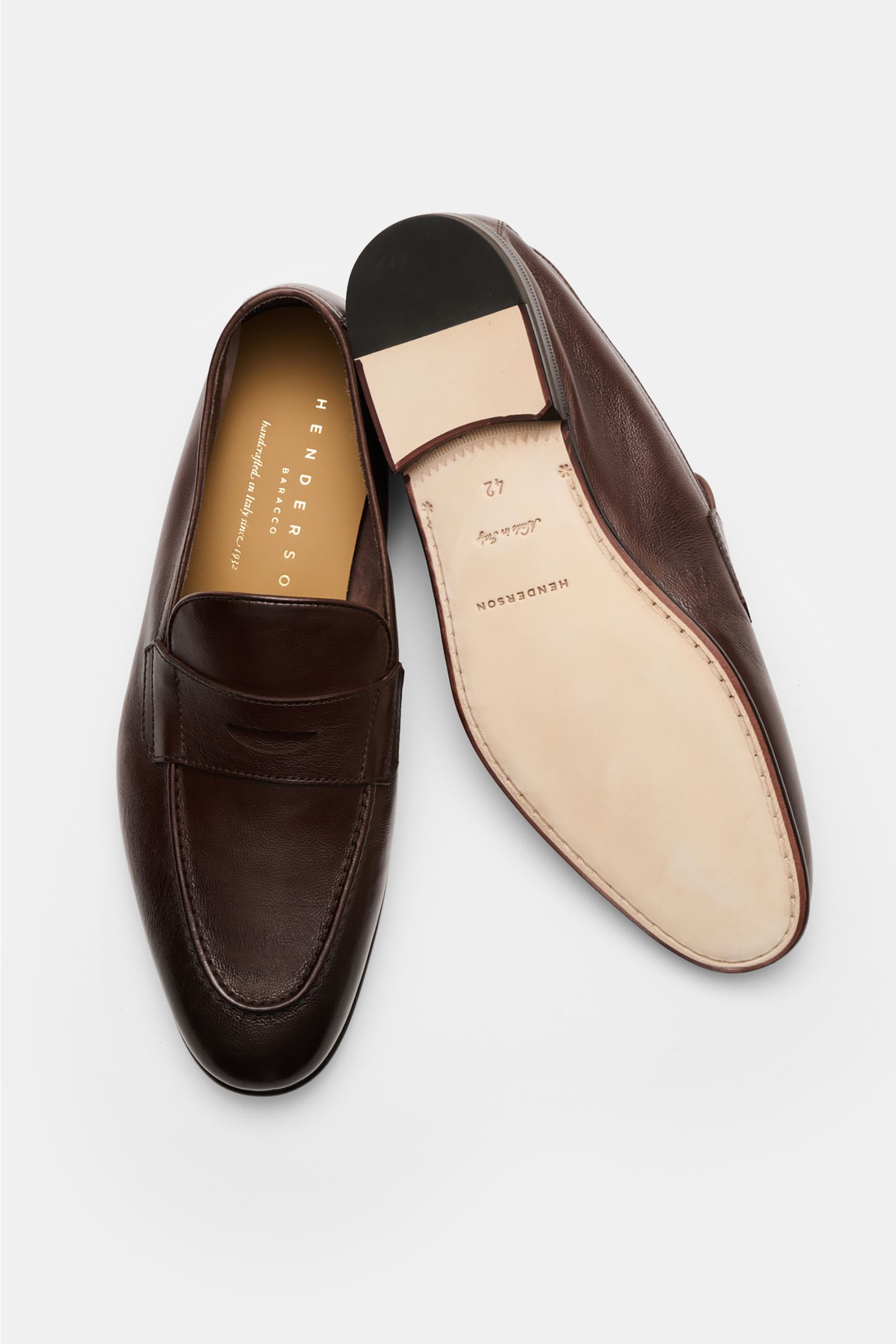 Top view of Henderson Penny Loafer 'Moro' dunkelbraun, showcasing finely grained leather, narrow silhouette, penny strap, decorative front stitching, Goodyear-welted sole, leather lining, leather outsole, and rubber-reinforced heel.
