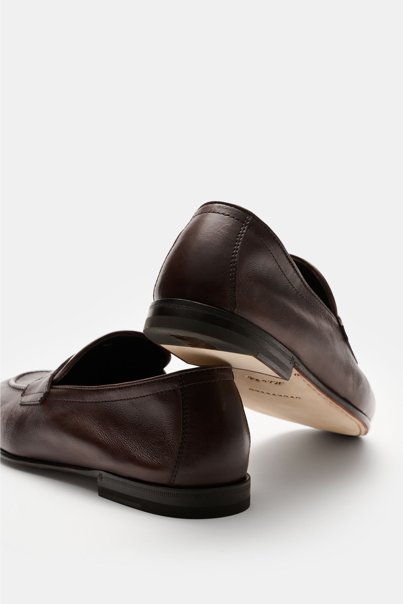 Rear and side view of Henderson Penny Loafer 'Moro' dunkelbraun in finely grained dark brown leather, slim silhouette, penny strap, decorative front seam, Goodyear-welted, leather lining, leather sole with rubber-reinforced heel.