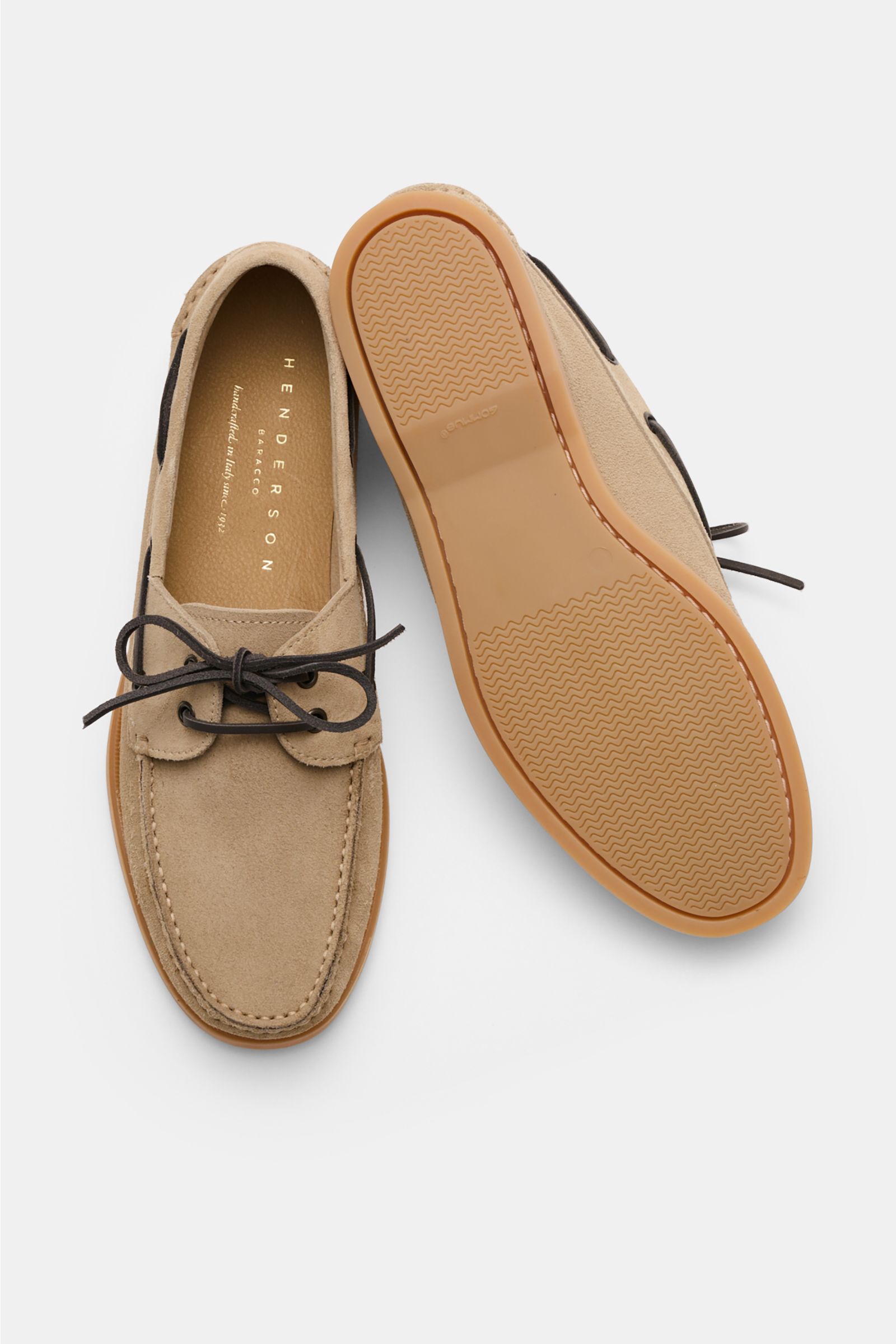Henderson Loafer 'Freedom' beige aus Veloursleder mit Ziernaht, offener Schnürung, flexible Gummisohle, von oben und seitlich fotografiert.