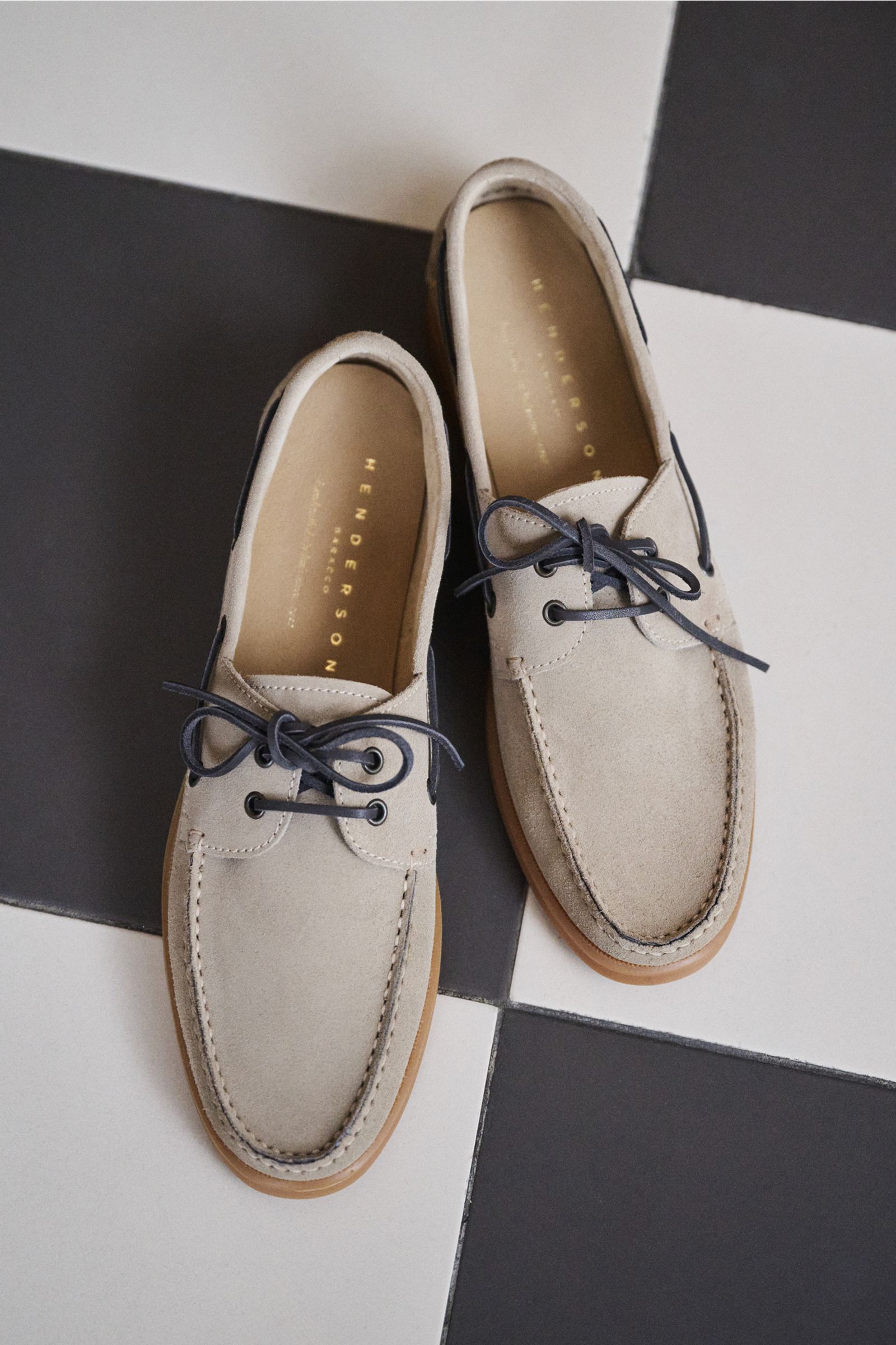 Henderson Loafer 'Freedom' beige aus geschmeidigem Veloursleder, schmal zulaufend, mit Ziernaht, offener Zwei-Loch-Schnürung, flexible Gummisohle, Draufsicht.