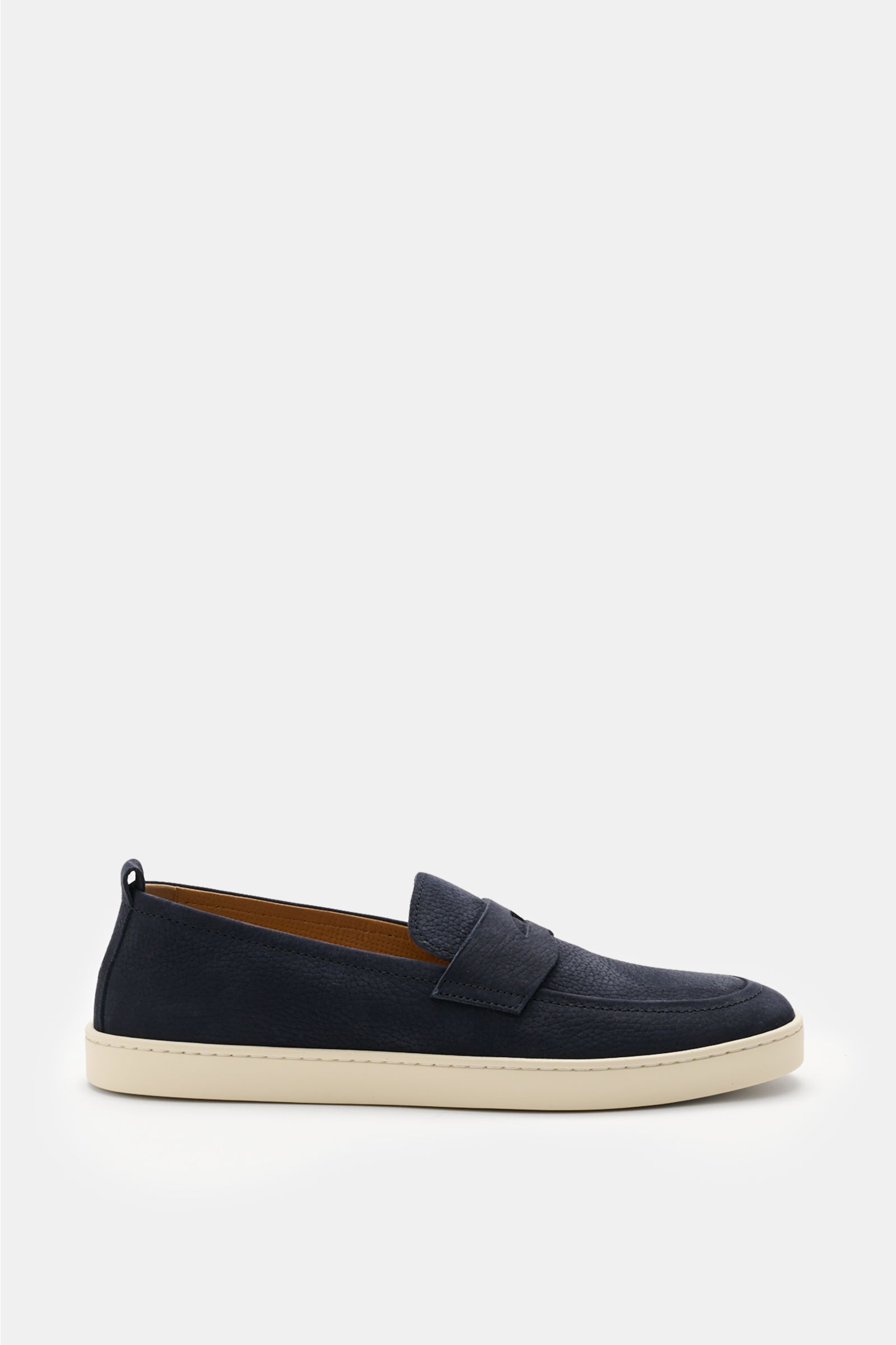 Seitliche Aufnahme des Henderson Penny Loafer 'Mentone' navy aus geschmeidigem Nubuk-Kalbsleder mit Penny-Strap, Ziernaht, ledernem Innenfutter und flexibler Gummisohle.