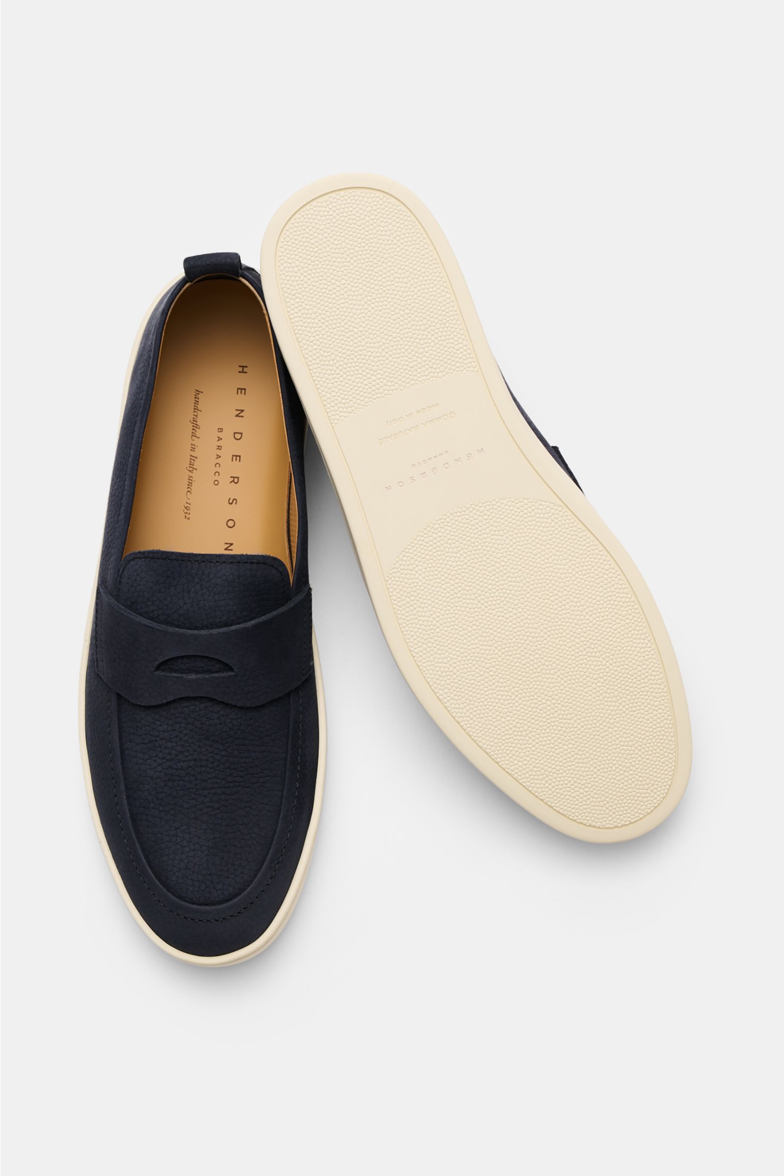 Henderson Penny Loafer 'Mentone' navy aus geschmeidigem Nubuk-Kalbsleder, schmal zulaufend, mit Penny-Strap, Ziernaht, ledernem Innenfutter und flexibler Gummisohle, von oben fotografiert.