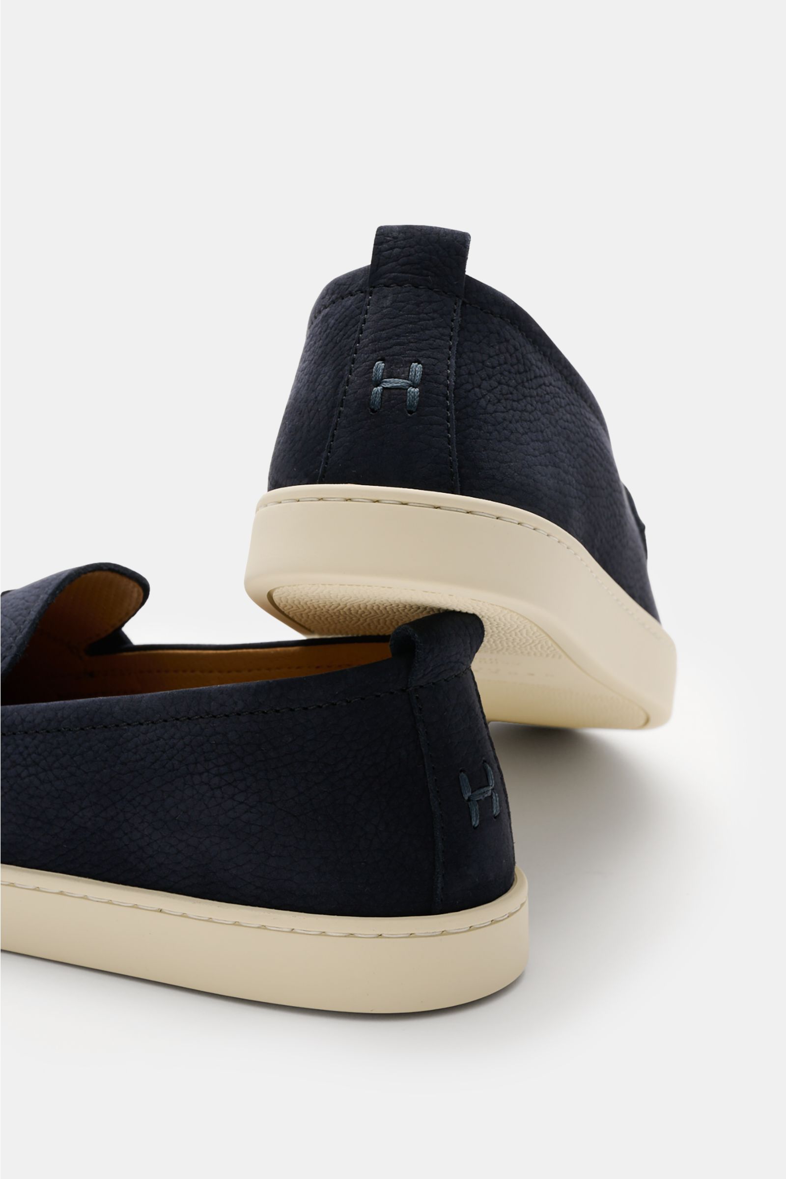Henderson Penny Loafer 'Mentone' navy aus geschmeidigem Nubukleder, schmal zulaufend, mit Penny-Strap, Ziernaht, ledernem Futter, Logo-Stitching, Gummisohle, Rückansicht.