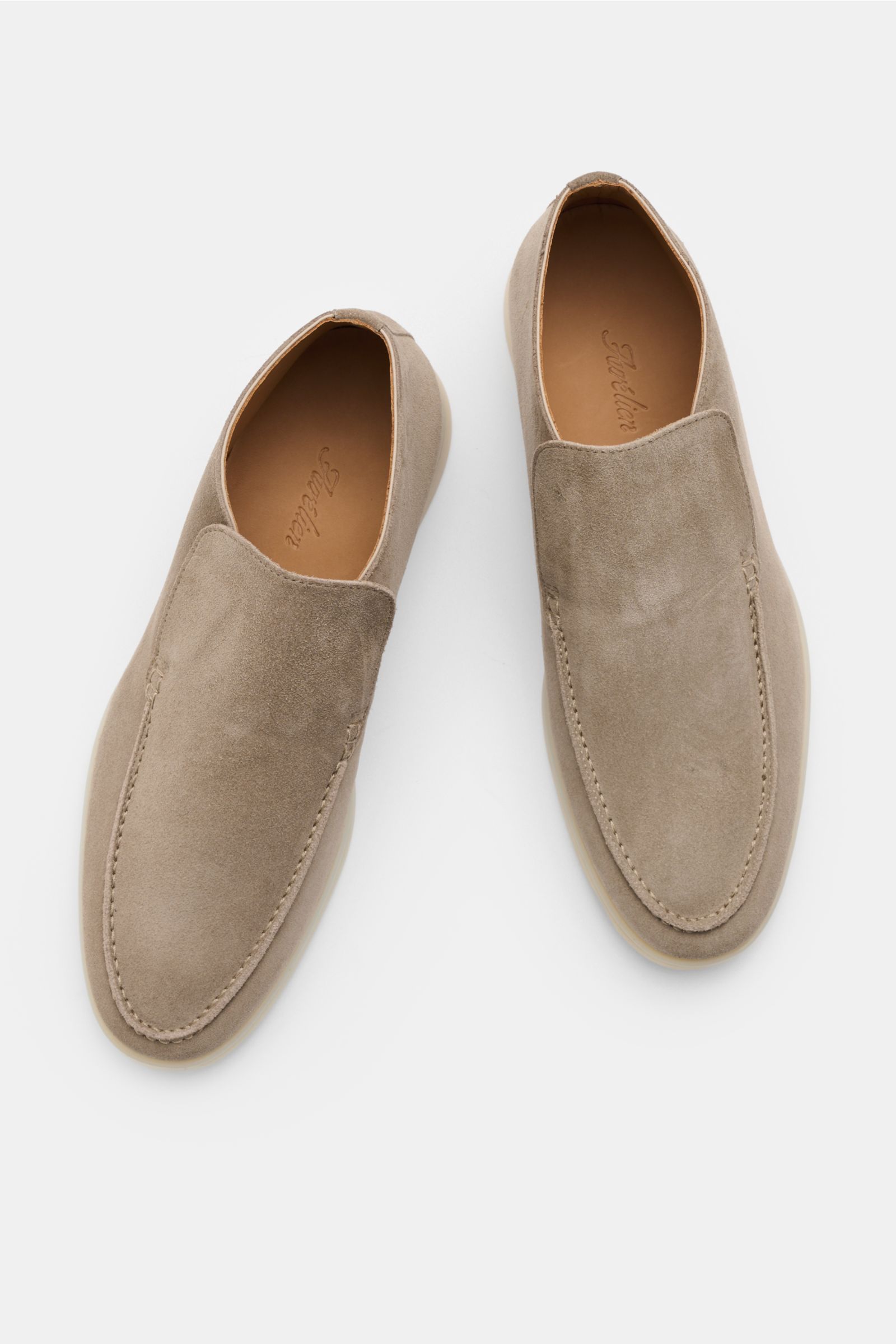 Aurélien Loafer 'City 2.0' taupe aus Veloursleder, schmal zulaufend, mit elastischen Einsätzen und flexibler Gummisohle, Draufsicht.