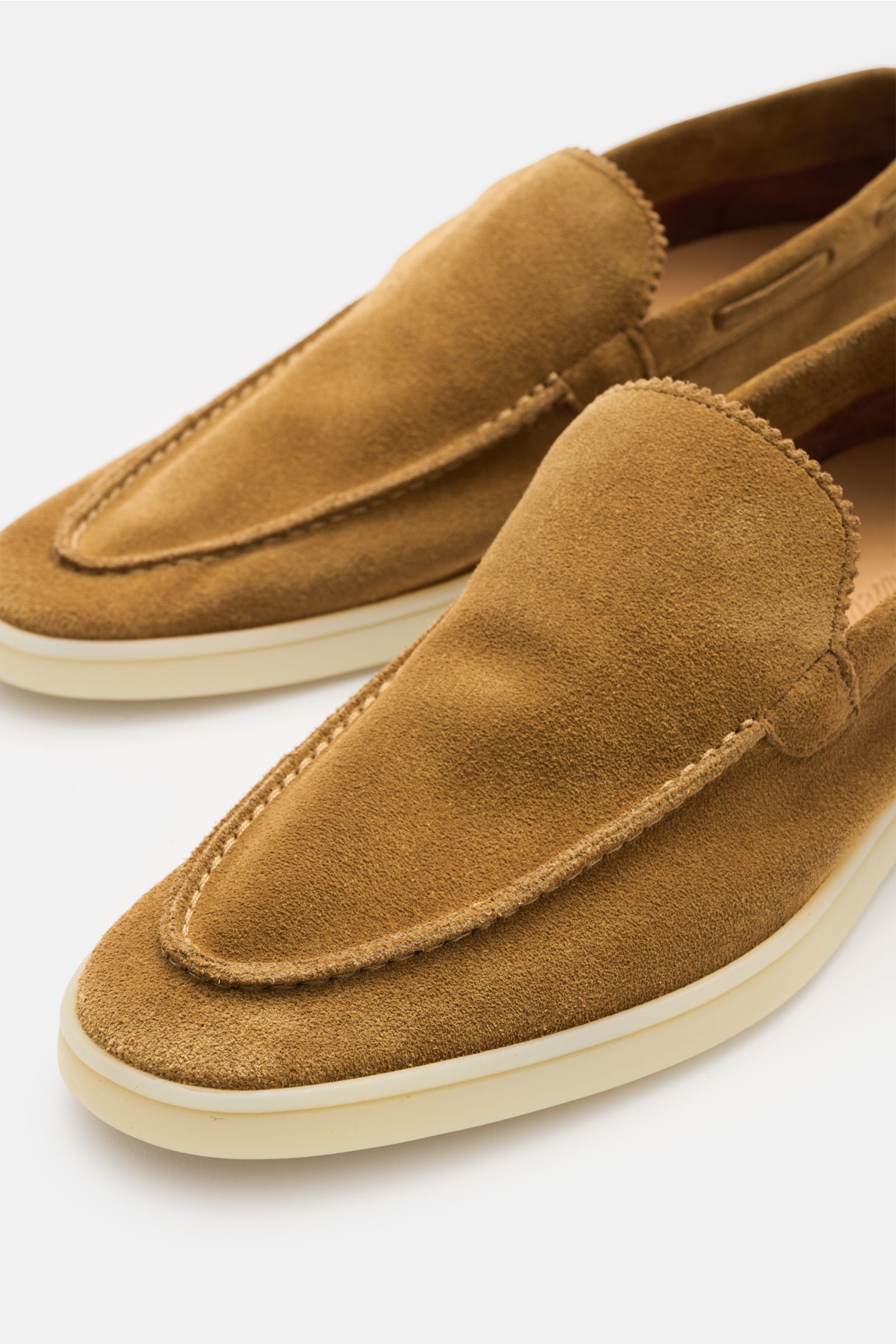 Aurélien Loafer 'Yacht 2.0' camel aus Veloursleder, schmal zulaufend, mit Zickzackrand und handgenähten Nähten, frontal fotografiert.