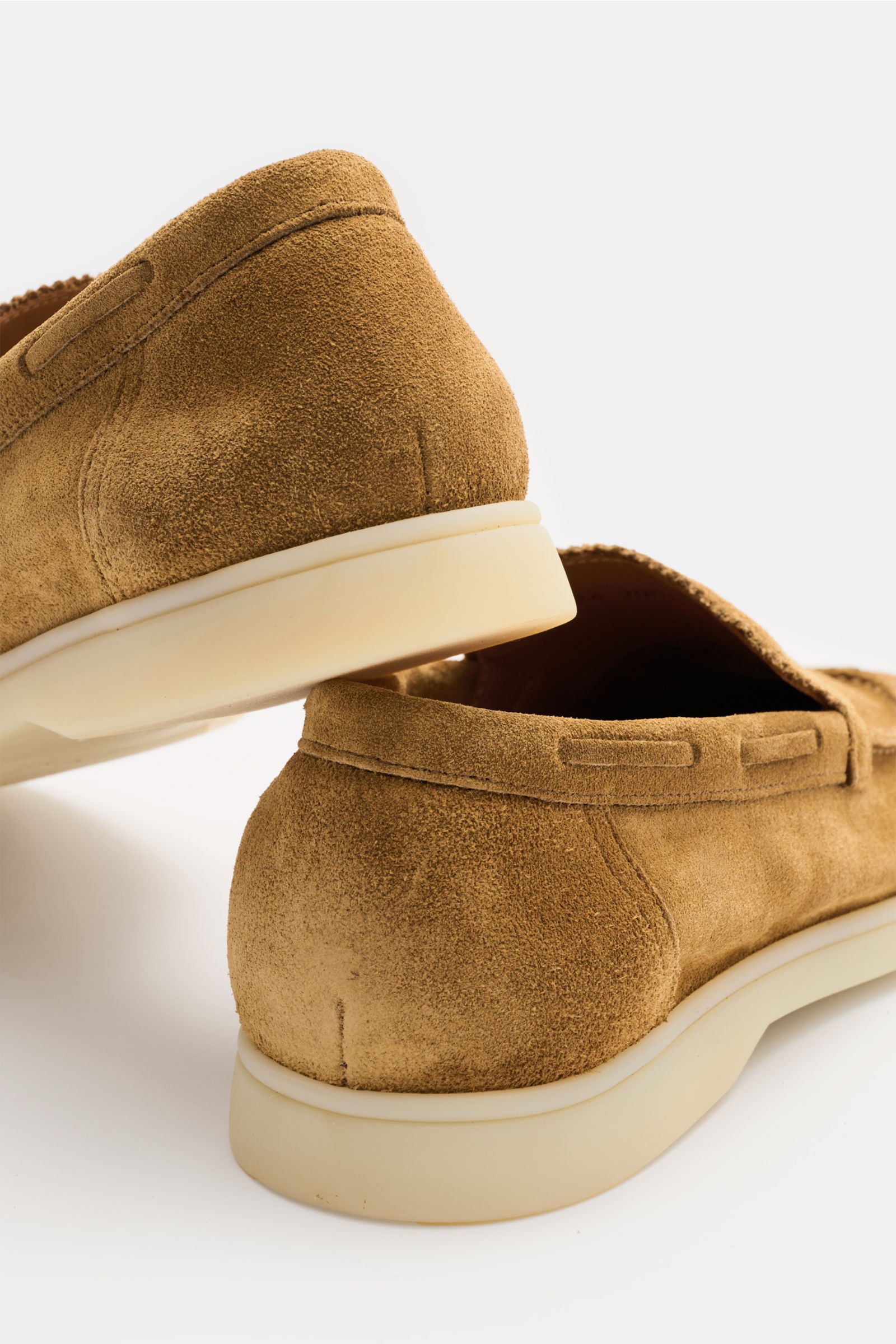 Aurélien Loafer 'Yacht 2.0' camel aus geschmeidigem Veloursleder, schmal zulaufend, mit handgenähten Nähten, Zickzackrand, Lederfutter, flexibler Sohle, Rückansicht.