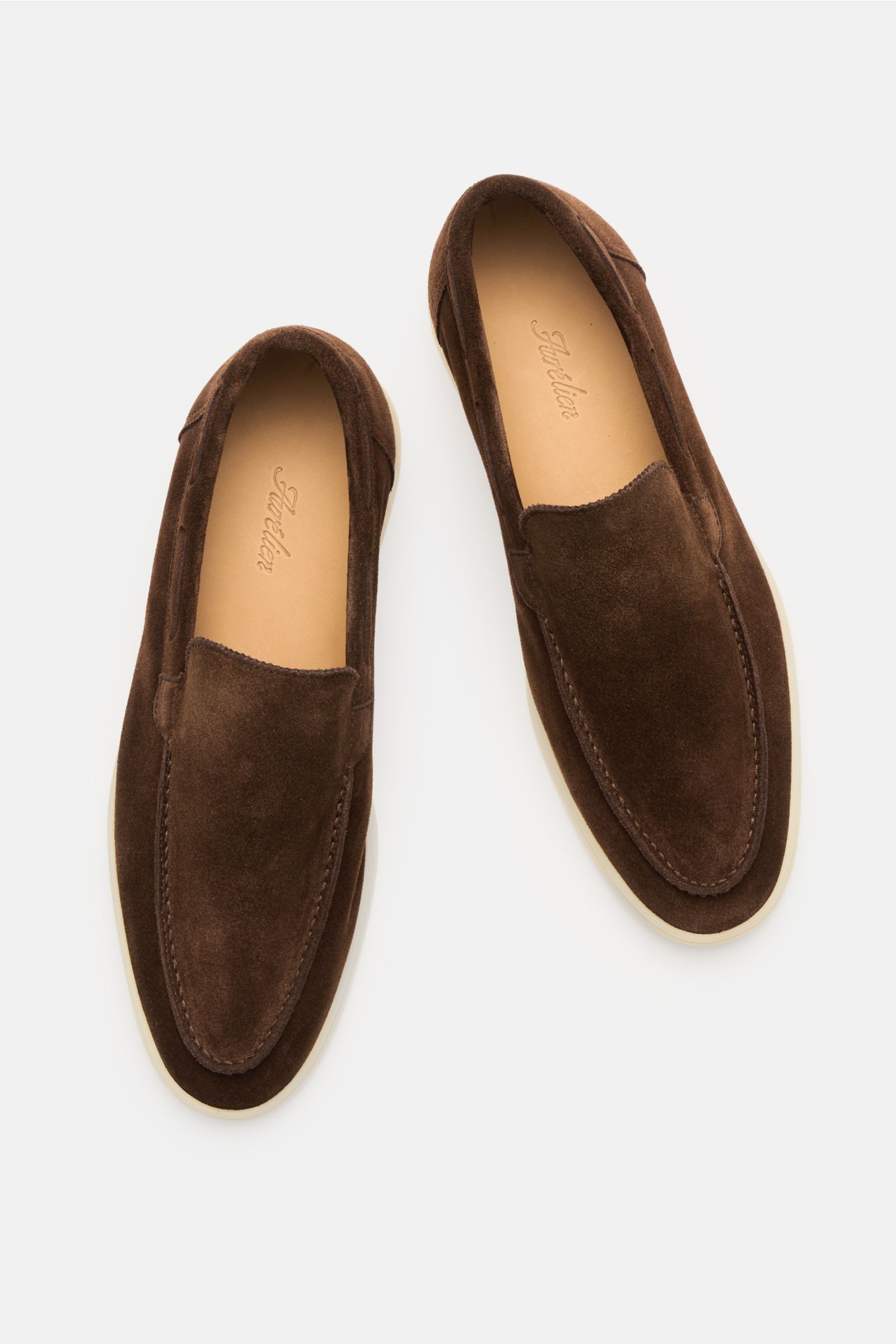 Brauner Aurélien Loafer 'Yacht 2.0' aus Veloursleder, schmal zulaufend, mit Zickzackrand, Naht vorne, Lederfutter, Gummisohle, Draufsicht.
