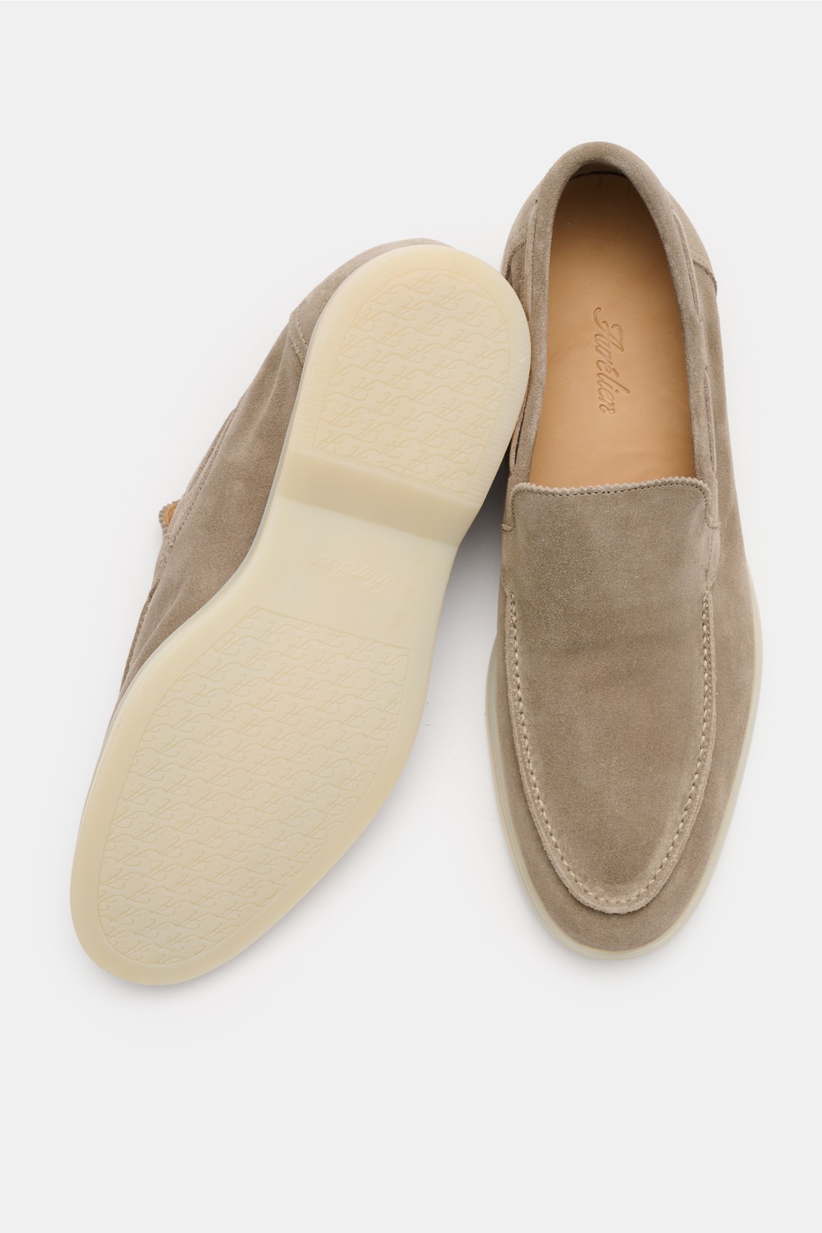 Aurélien Loafer 'Yacht 2.0' taupe, Veloursleder, schmale Silhouette, flexible Gummisohle, handgenähte Nähte, Zickzackrand, von oben und unten fotografiert.