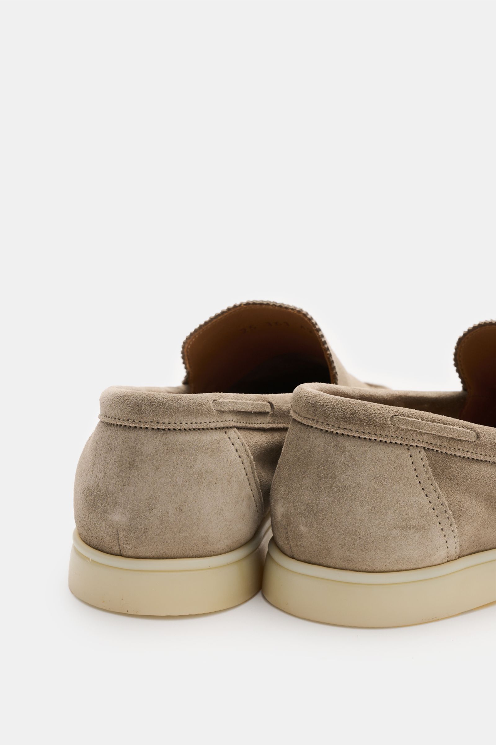 Aurélien Loafer 'Yacht 2.0' taupe, Rückansicht schmal zulaufend, Veloursleder, handgenähte Naht, Zickzackrand, ledernes Innenfutter, flexible Gummisohle.