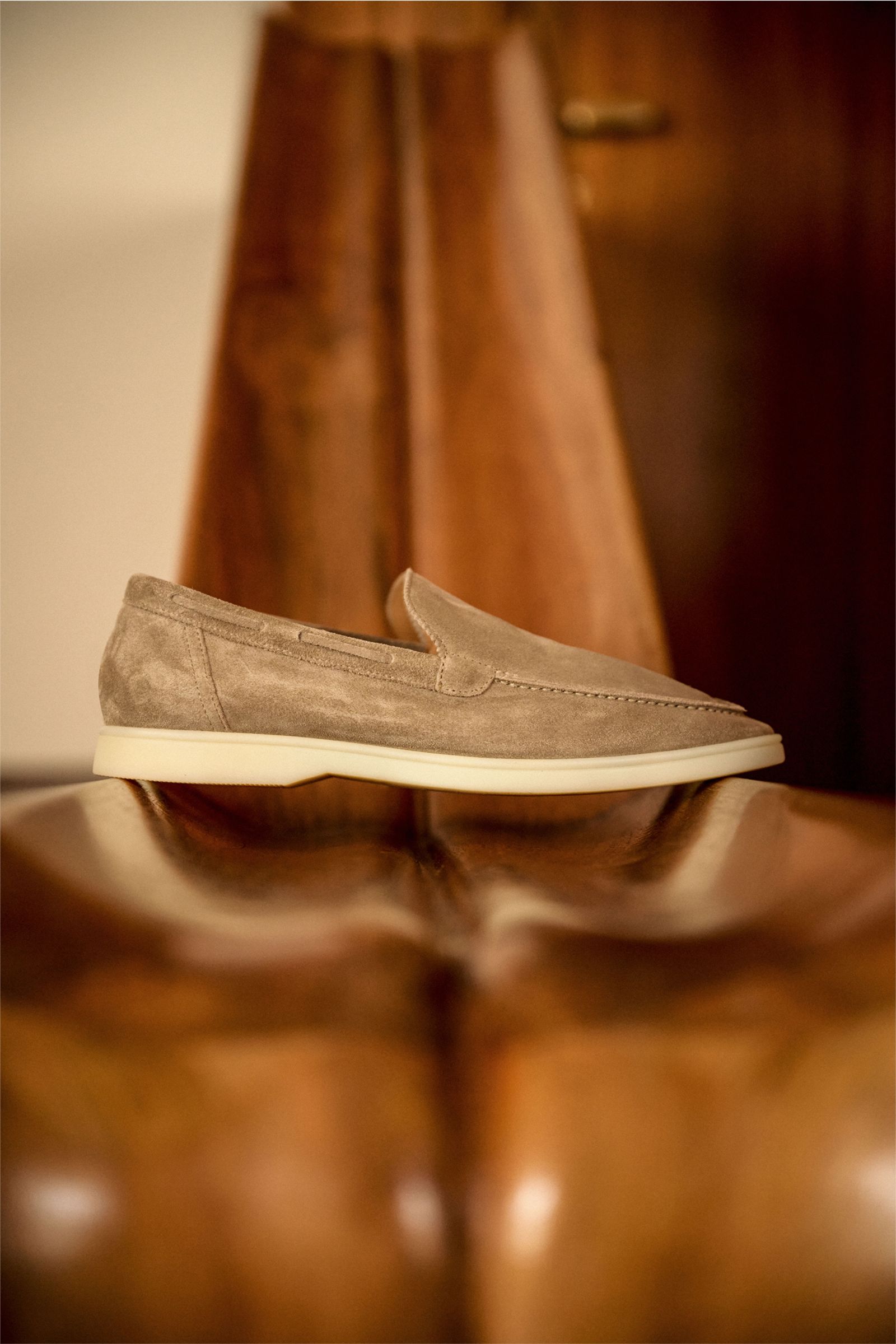 Aurélien Loafer 'Yacht 2.0' taupe aus Veloursleder, schmal mit Zickzackrand, Naht an Spitze, ledernem Innenfutter, flexible Gummisohle, seitlich fotografiert.