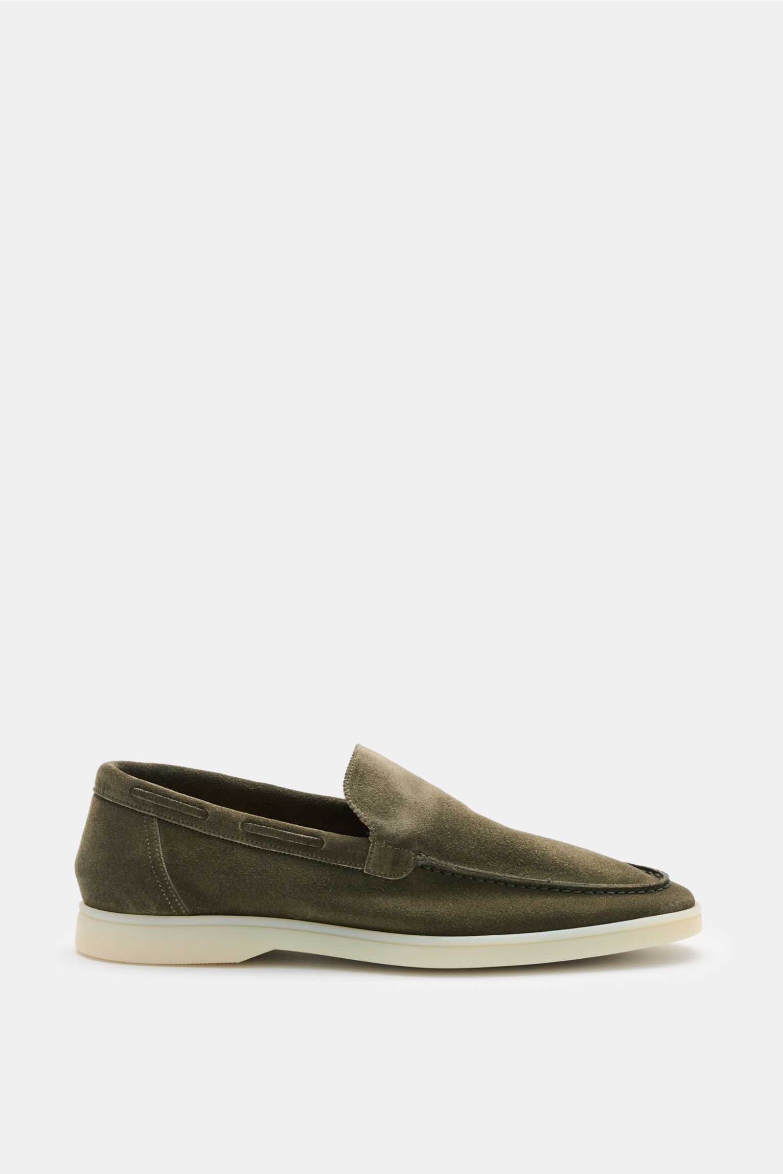 Aurélien Loafer 'Yacht 2.0' dark olive aus geschmeidigem Veloursleder, schmal zulaufend, handgenähte Naht, flexible Gummisohle, Seitenansicht.