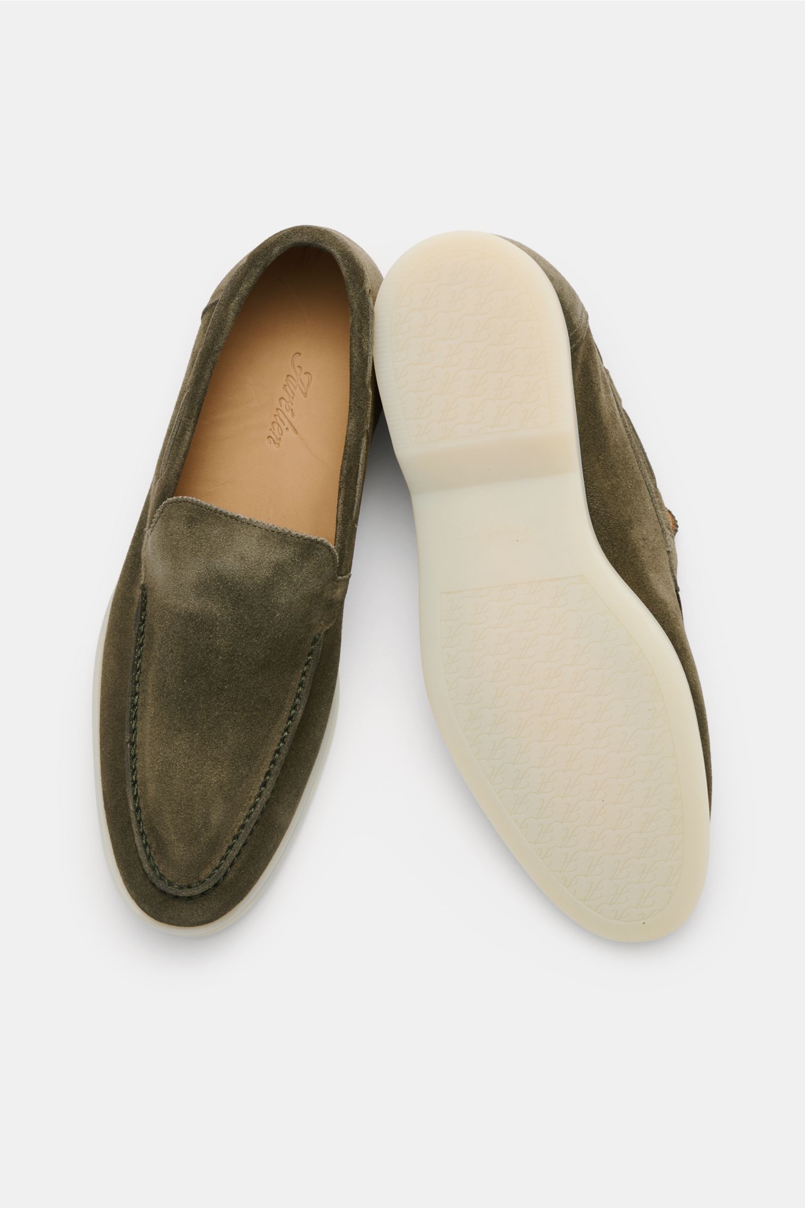 Aurélien Loafer 'Yacht 2.0' dark olive aus Veloursleder, schmaler Silhouette, handgenäht, mit led. Innenfutter und flexibler Gummisohle, Draufsicht.