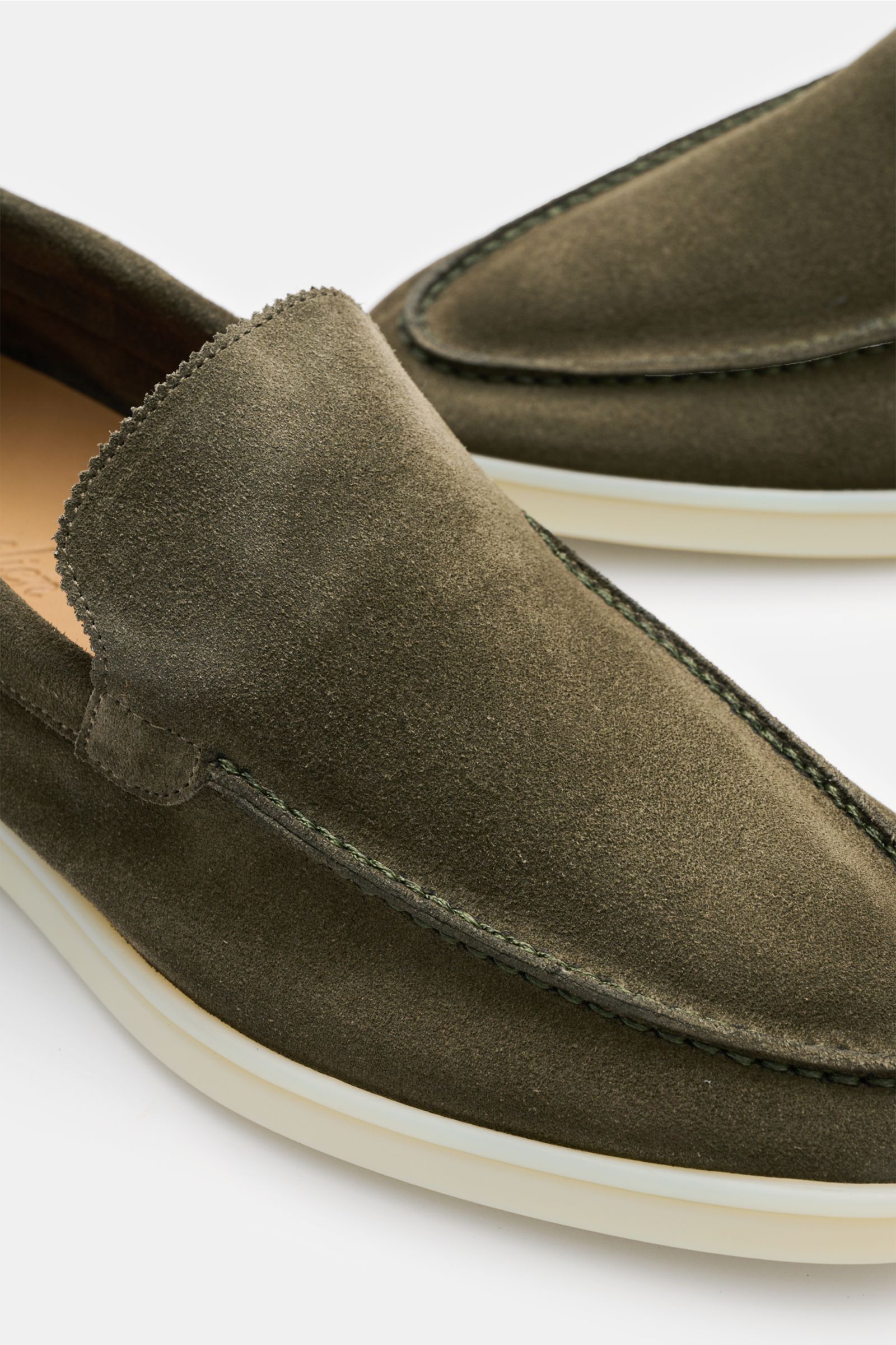 Nahaufnahme des Aurélien Loafer 'Yacht 2.0' dark olive aus Veloursleder, schmal zulaufend mit Zickzackrand und flexibler Gummisohle.