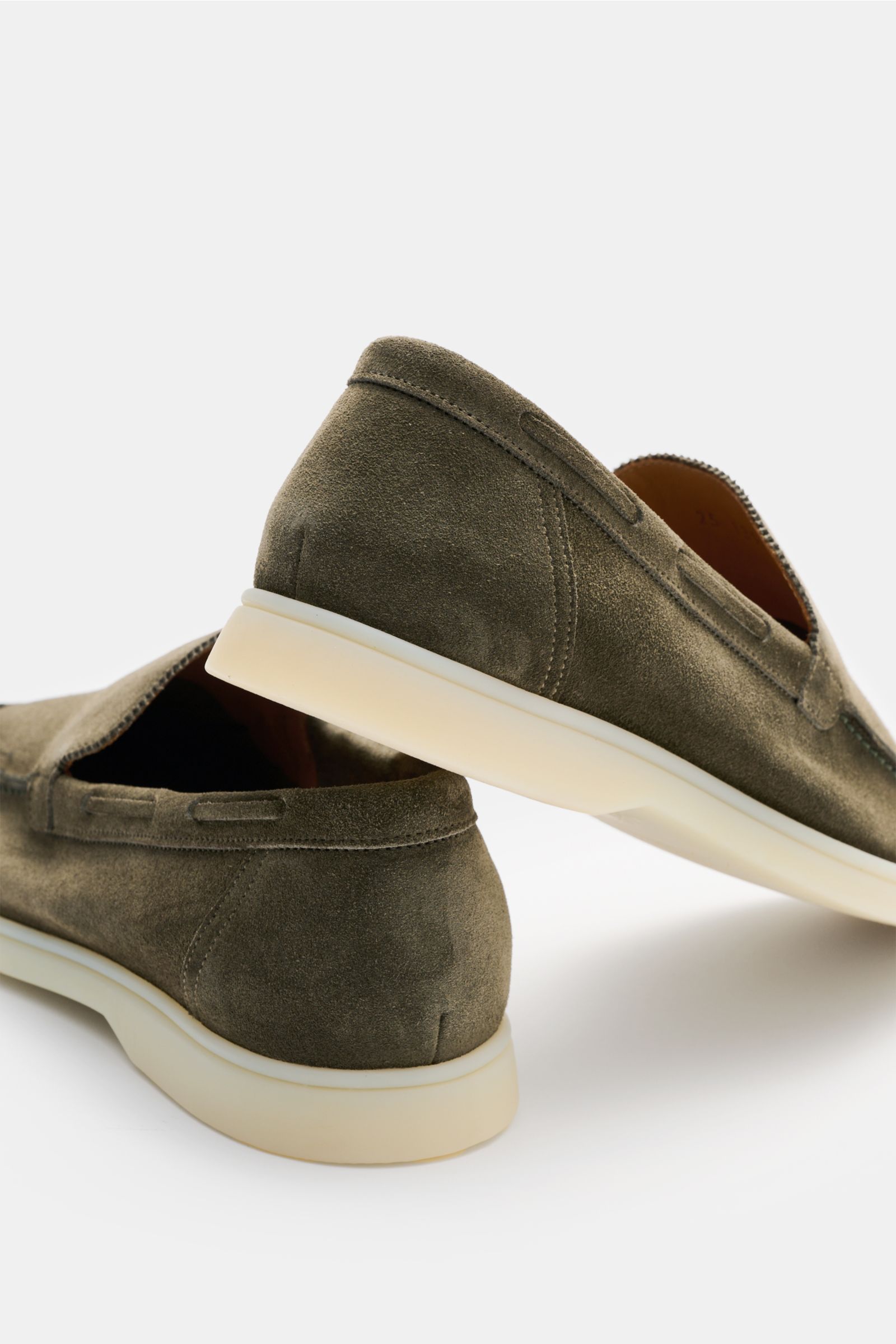 Aurélien Loafer 'Yacht 2.0' dark olive aus geschmeidigem Veloursleder, schmal zulaufend, mit Zickzackrand und flexibler Gummisohle, Seitenansicht.