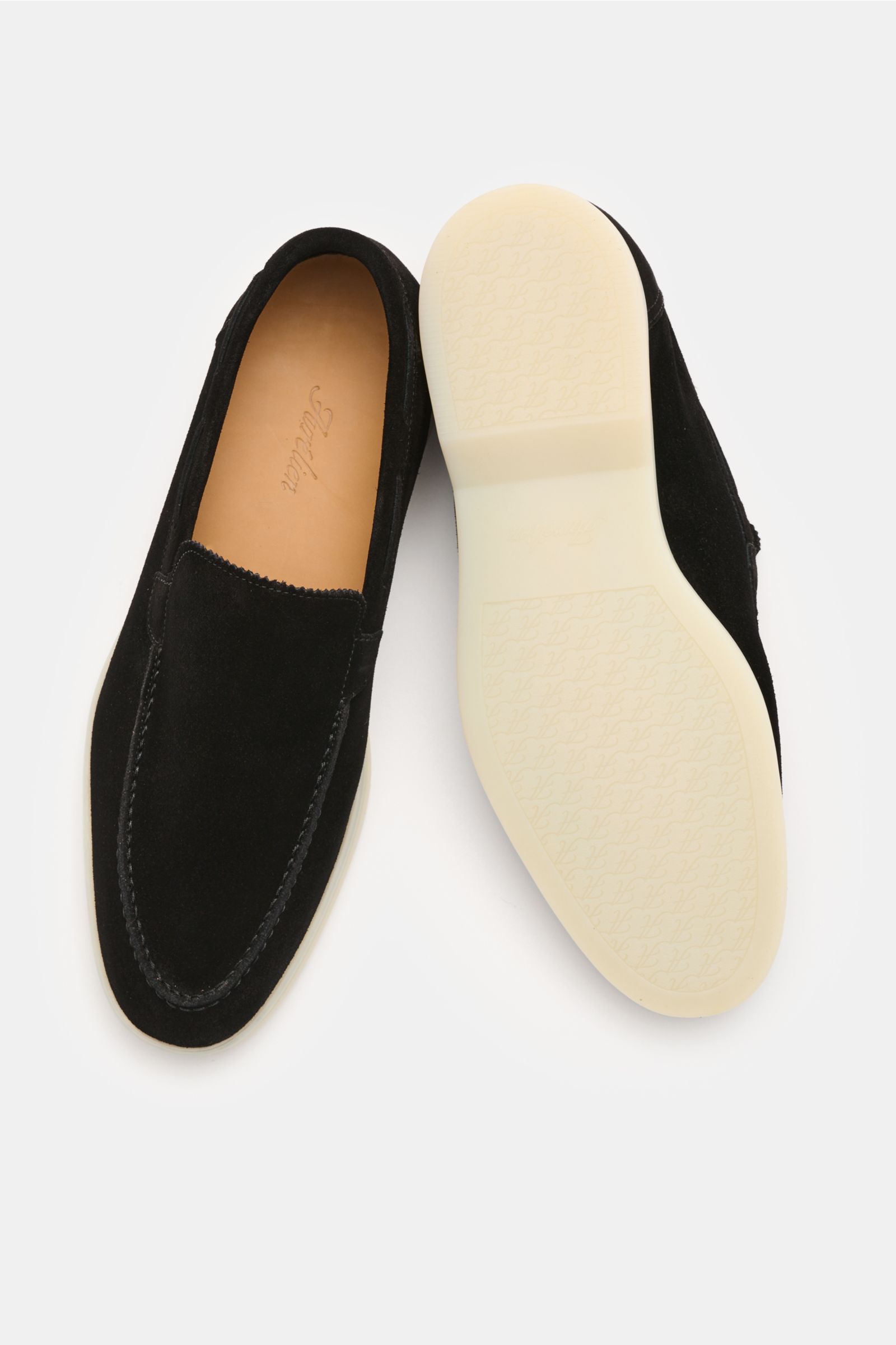 Aurélien Loafer 'Yacht 2.0' schwarz, aus schräger Draufsicht, Veloursleder, flexible Gummisohle, schmale Silhouette, handgenäht.