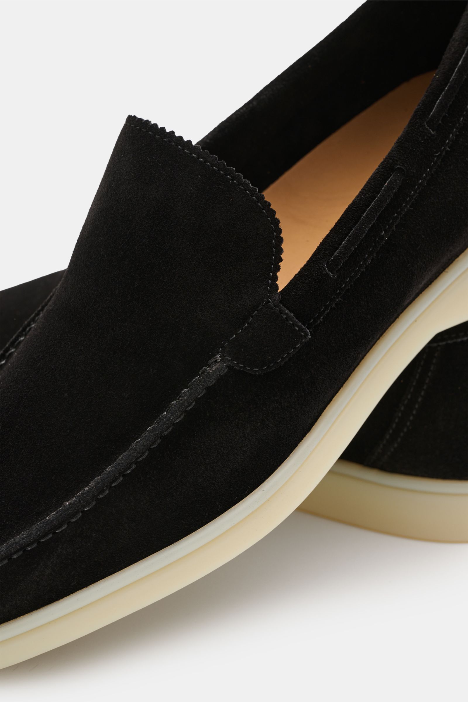 Schwarzer Aurélien Loafer 'Yacht 2.0' aus Veloursleder, schmal zulaufend mit Zickzackrand, handgenähten Nähten und flexibler Gummisohle, Nahaufnahme seitlich.