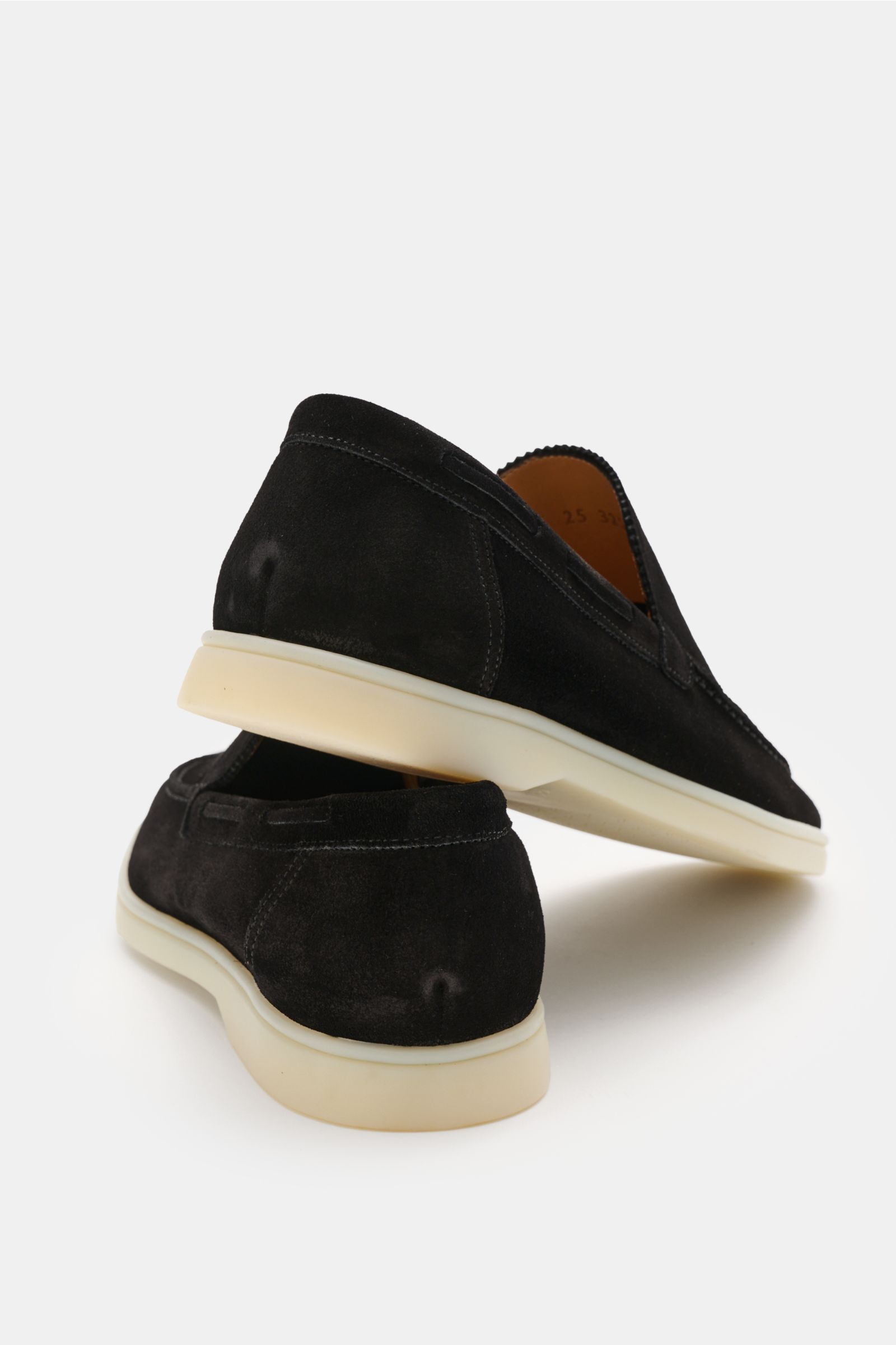 Aurélien Loafer 'Yacht 2.0' schwarz aus geschmeidigem Veloursleder, schmal zulaufend, mit markanter Naht, ledernem Innenfutter, flexibler Gummisohle, seitlich und hinten fotografiert.