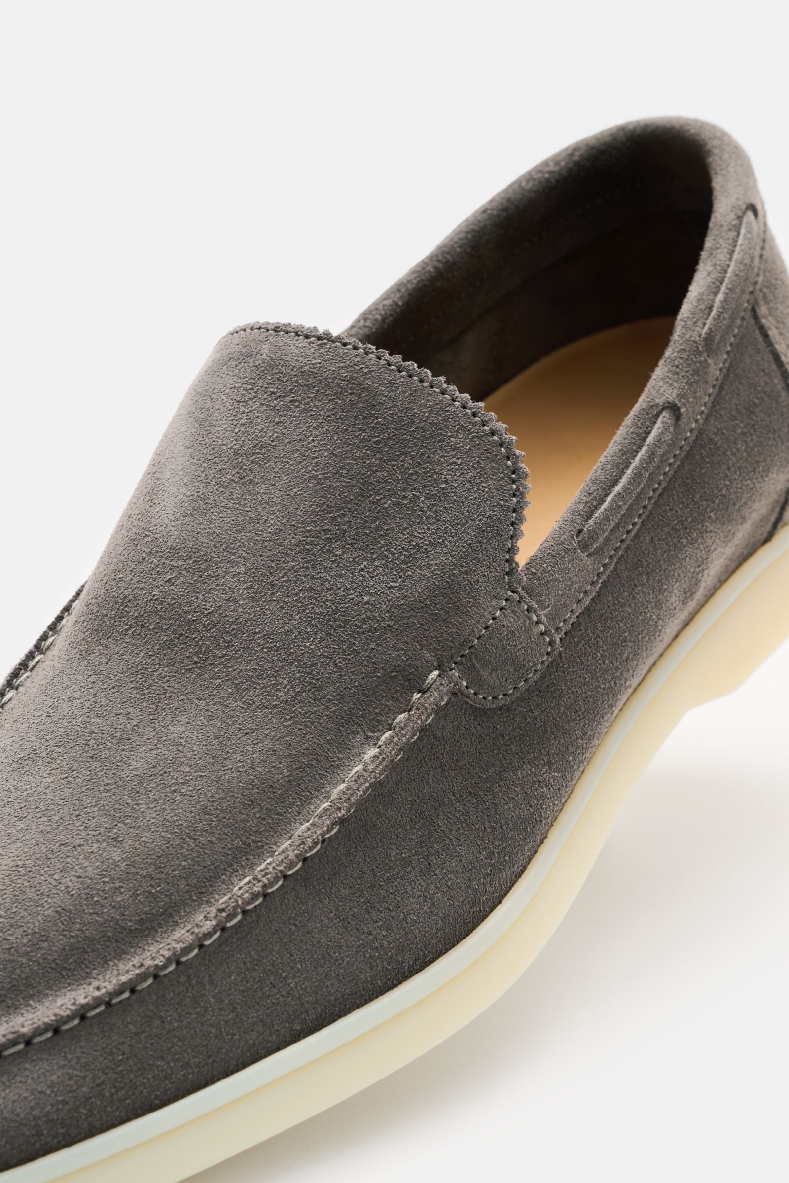 Close-up angled view of the Aurélien Loafer 'Yacht 2.0' dunkelgrau in dark gray suede, showing its flexible rubber sole, hand-stitched seams, narrow silhouette, leather lining, and subtle zigzag edge on the tongue.