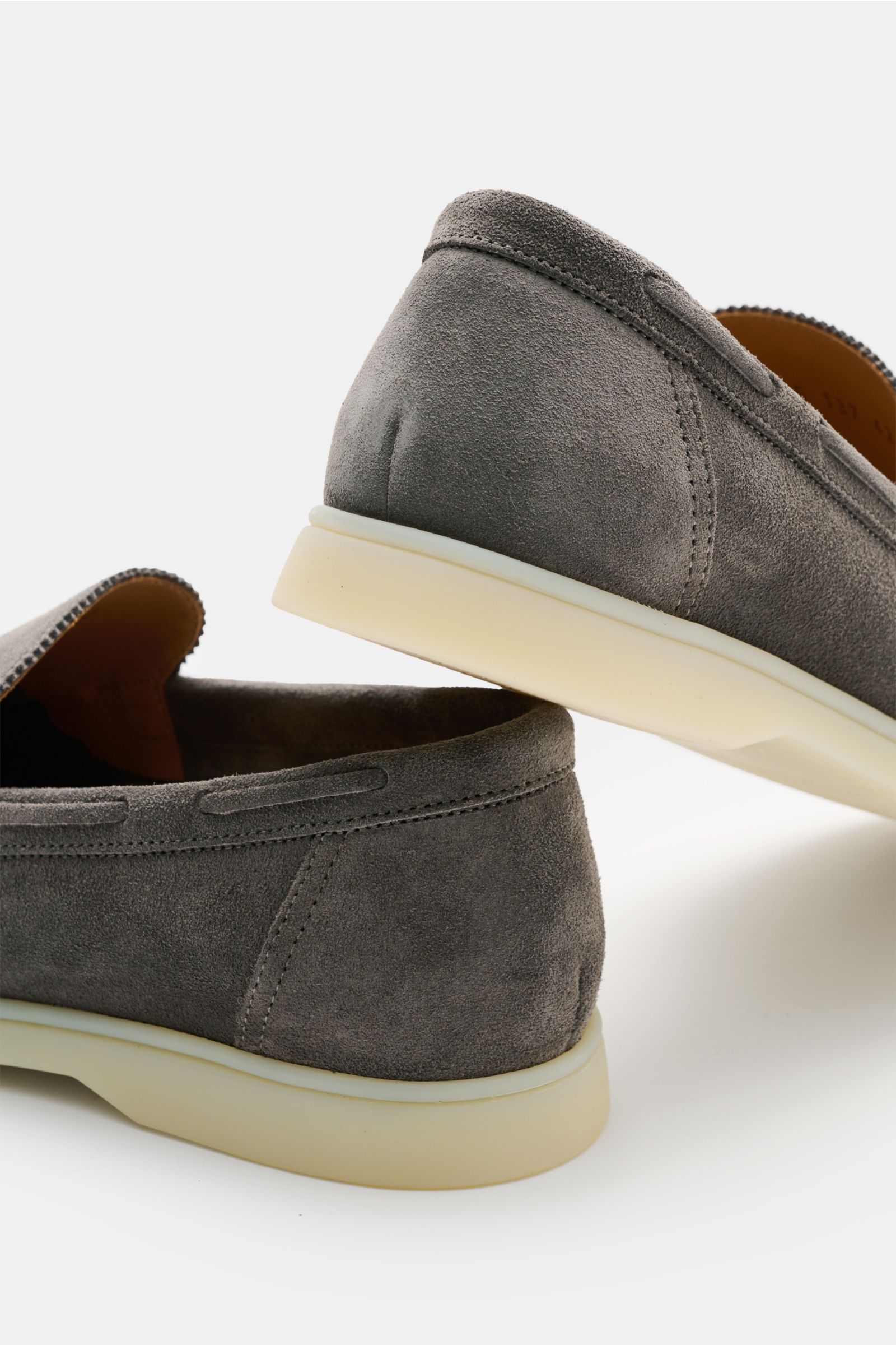 Rear and side view of Aurélien Loafer 'Yacht 2.0' dunkelgrau in smooth grey velour leather, featuring a narrow silhouette, marked seam on the front cap, leather lining, and flexible cream rubber sole, highlighting ultimate comfort, breathability, and hand