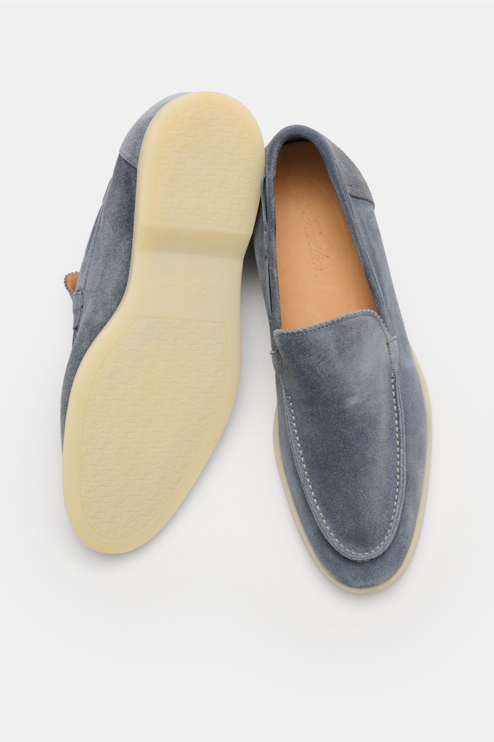 Aurélien Loafer 'Yacht 2.0' rauchblau aus Veloursleder, schmal zulaufend, handgenäht, flexible Gummisohle, von oben und unten fotografiert.