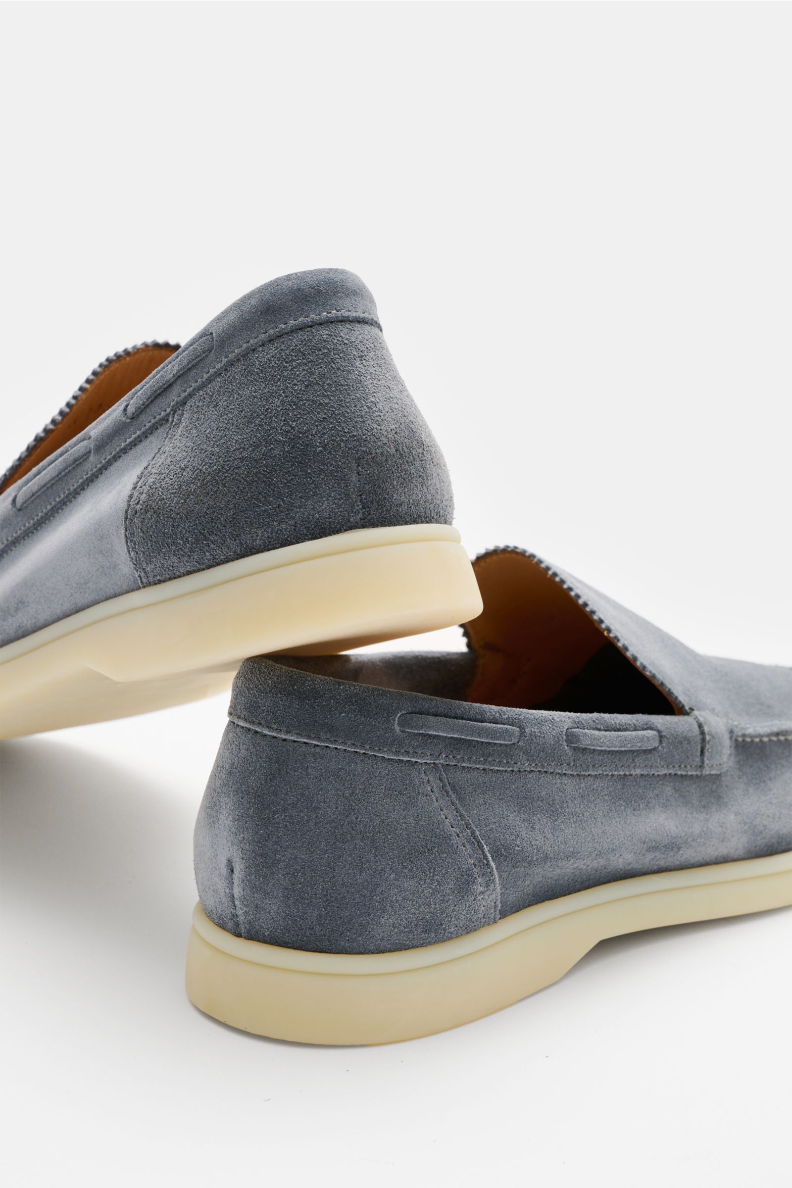 Aurélien Loafer 'Yacht 2.0' rauchblau, seitliche Perspektive, Veloursleder, schmal zulaufend, handgenähte Nähte, flexible Gummisohle.