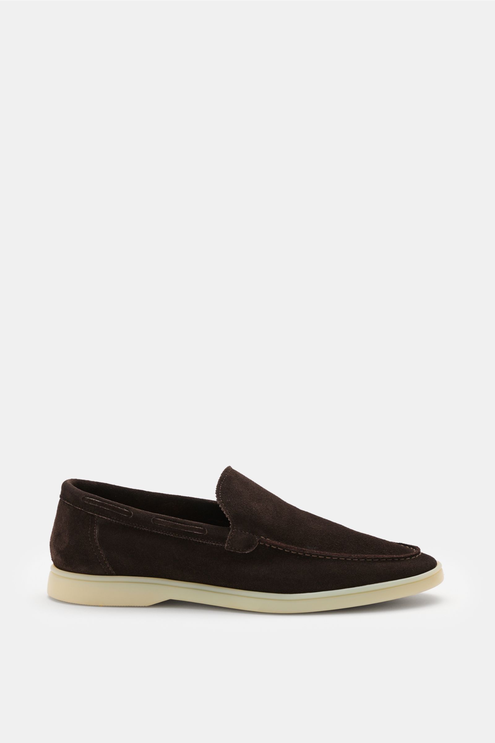 Aurélien Loafer 'Yacht 2.0' dunkelbraun aus Veloursleder, schmale Silhouette, flexible Gummisohle, handgenähte Naht, Seitenansicht.