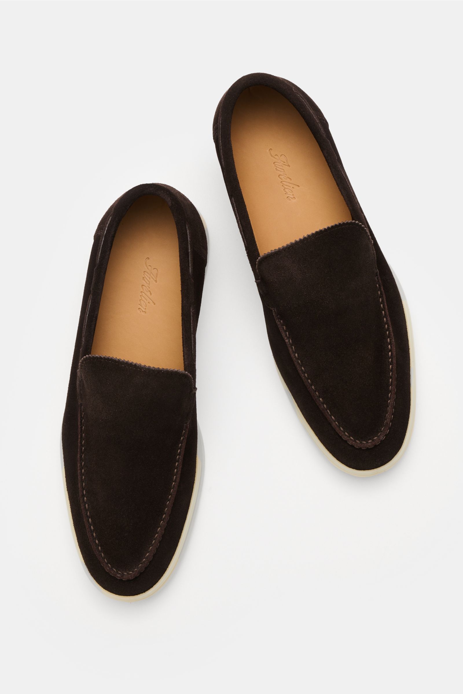 Aurélien Loafer 'Yacht 2.0' dunkelbraun aus Veloursleder, schmal zulaufend, handgenähte Naht, Zickzackrand, flexible Gummisohle, von oben fotografiert.