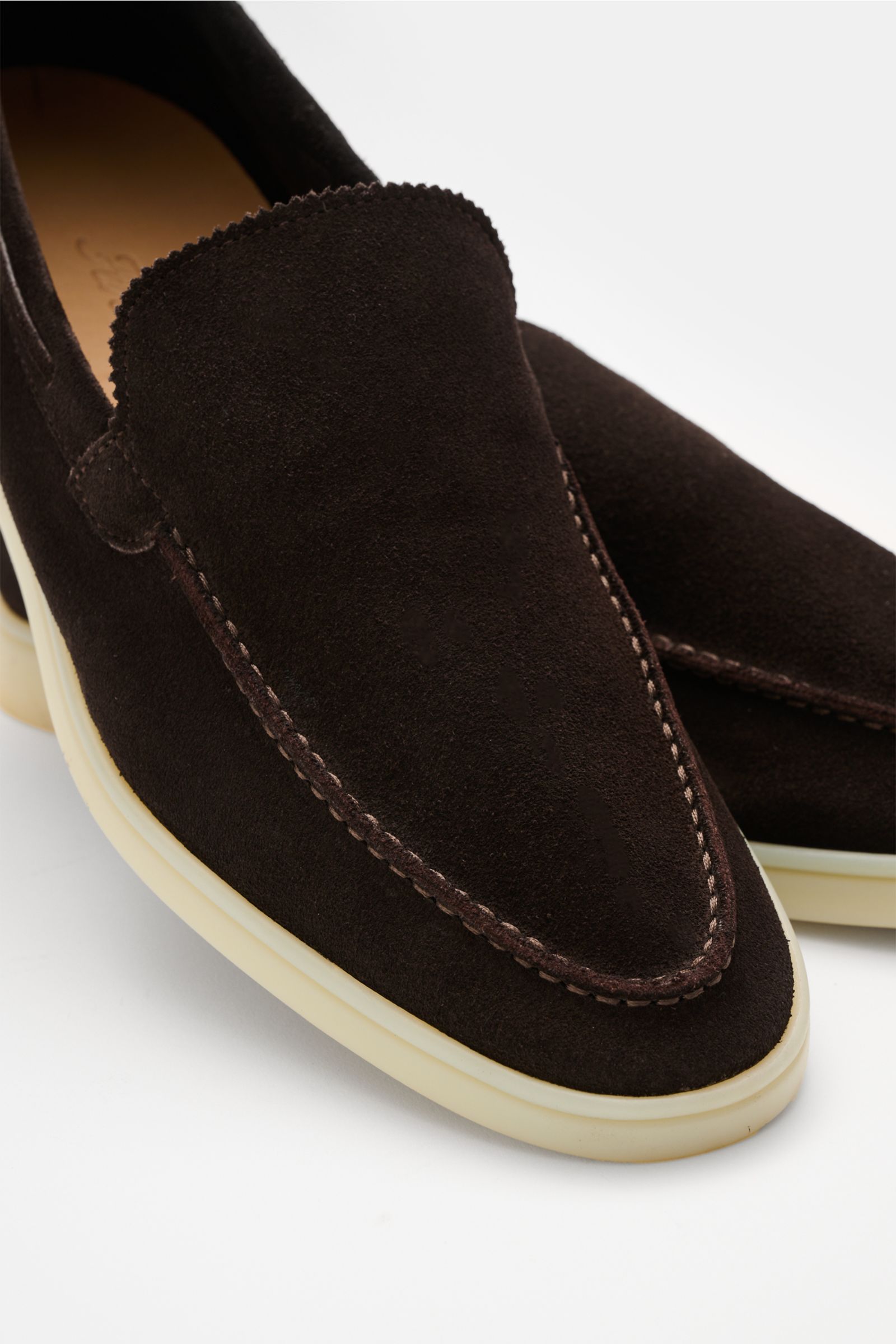 Aurélien Loafer 'Yacht 2.0' dunkelbraun aus Veloursleder, schmal zulaufend mit Zickzackrand, Naht, Lederfutter, Gummisohle, Nahaufnahme schräg oben.