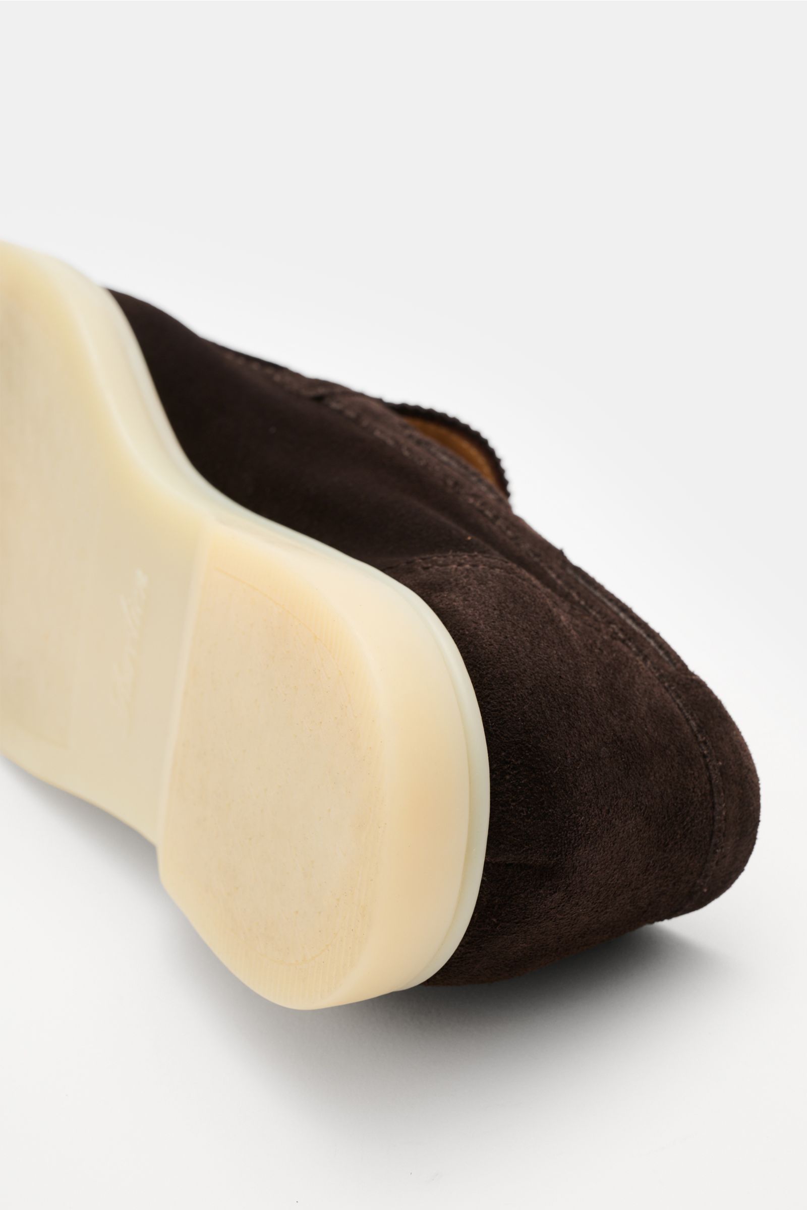 Aurélien Loafer 'Yacht 2.0' dunkelbraun aus Veloursleder, flexible Gummisohle, Naht an der Vorderkappe, schmal zulaufend, Detailansicht von unten hinten.