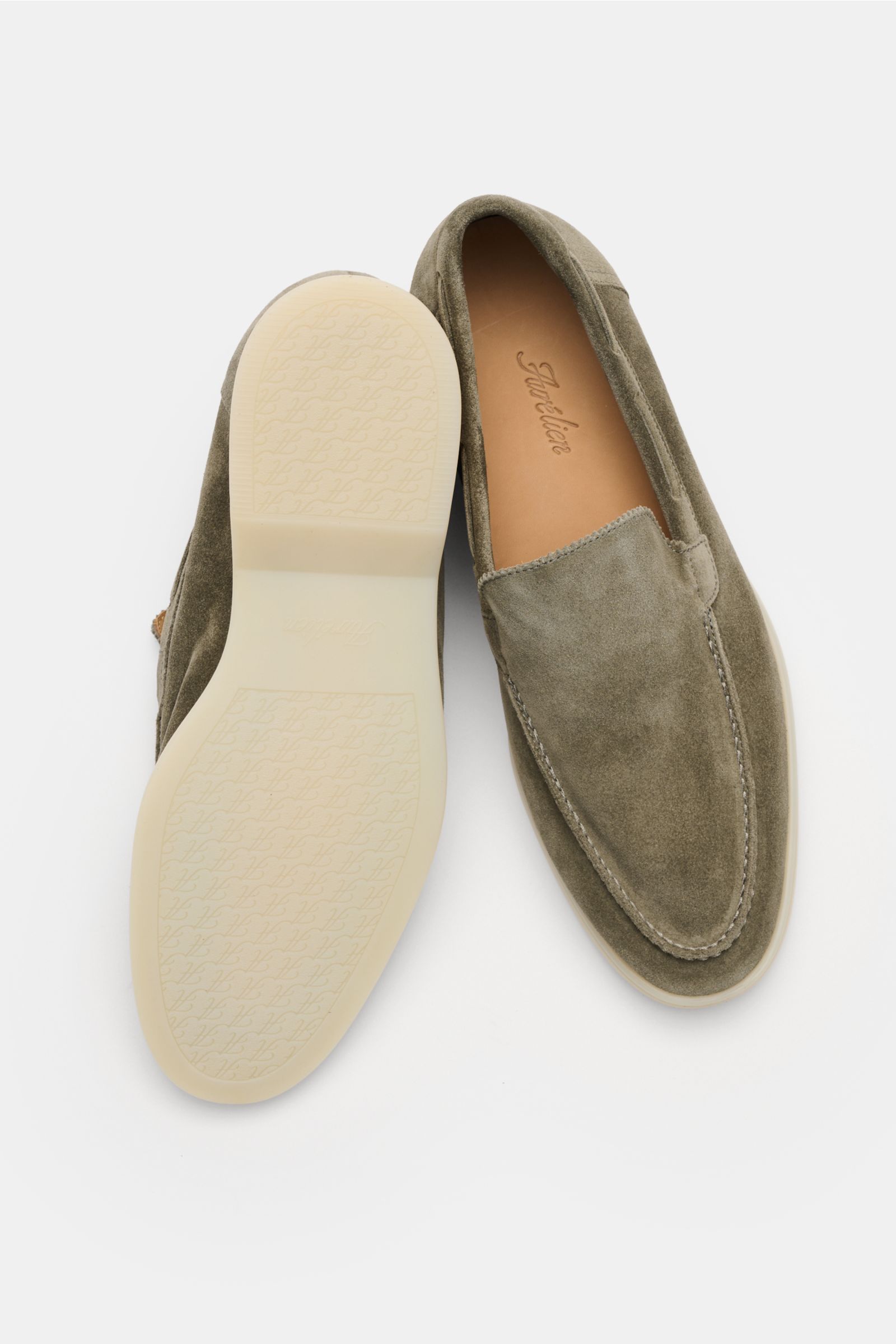 Aurélien Loafer 'Yacht 2.0' oliv aus geschmeidigem Veloursleder, schmal zulaufend, mit flexibler Gummisohle, handgenähten Nähten und ledernem Innenfutter, von oben und unten fotografiert.