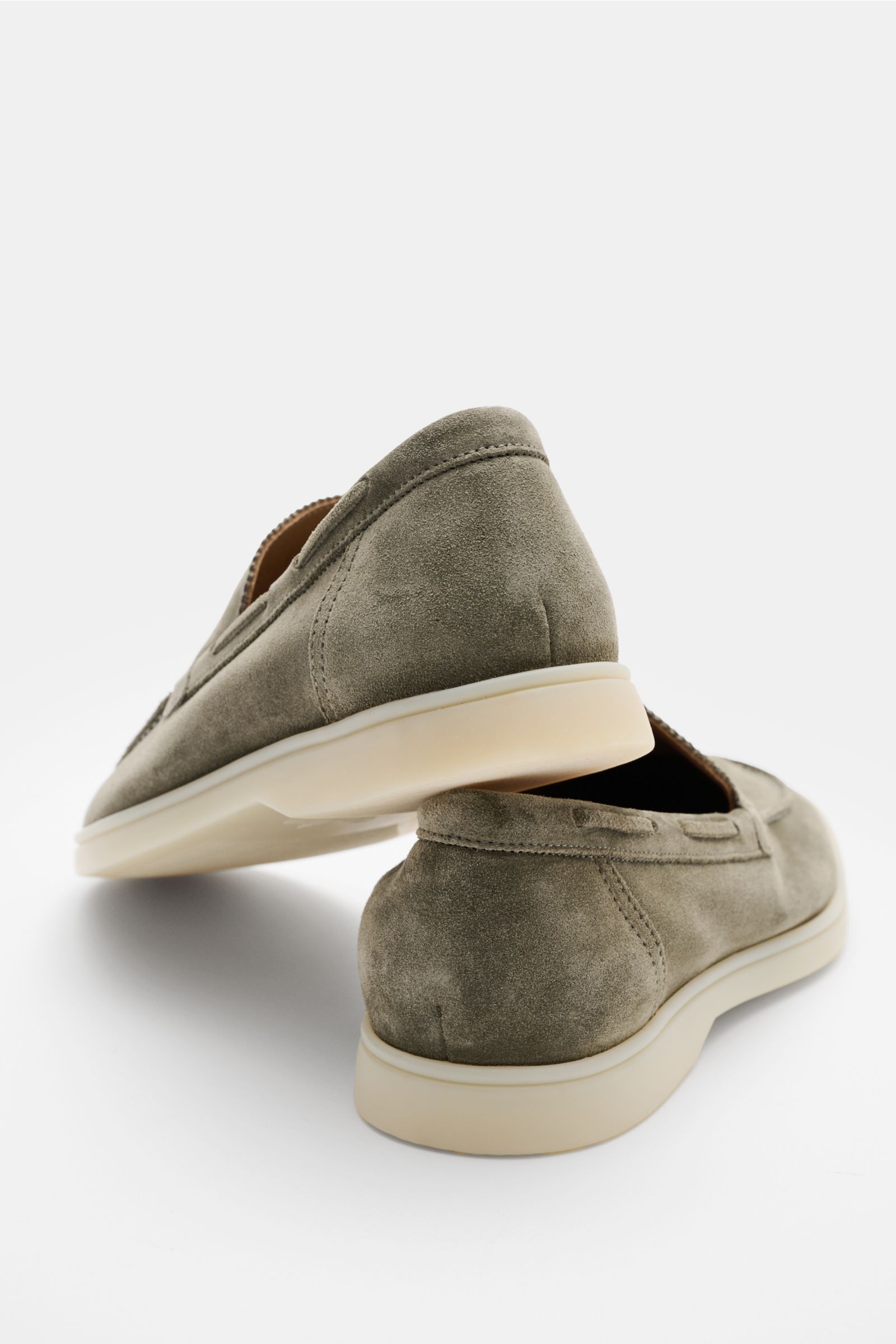 Aurélien Loafer 'Yacht 2.0' oliv aus geschmeidigem Veloursleder, flexible Gummisohle, schmal zulaufend, mit handgenähten Nähten, Rückansicht.