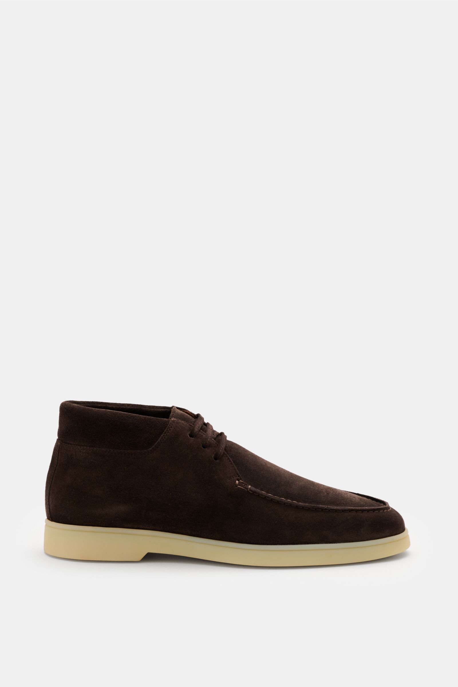 Aurélien Desert Boot dunkelbraun in side view, made of smooth suede leather with a slim silhouette, open three-eyelet lacing, padded collar, leather lining, distinctive front cap seam, flexible rubber sole, and extra laces.