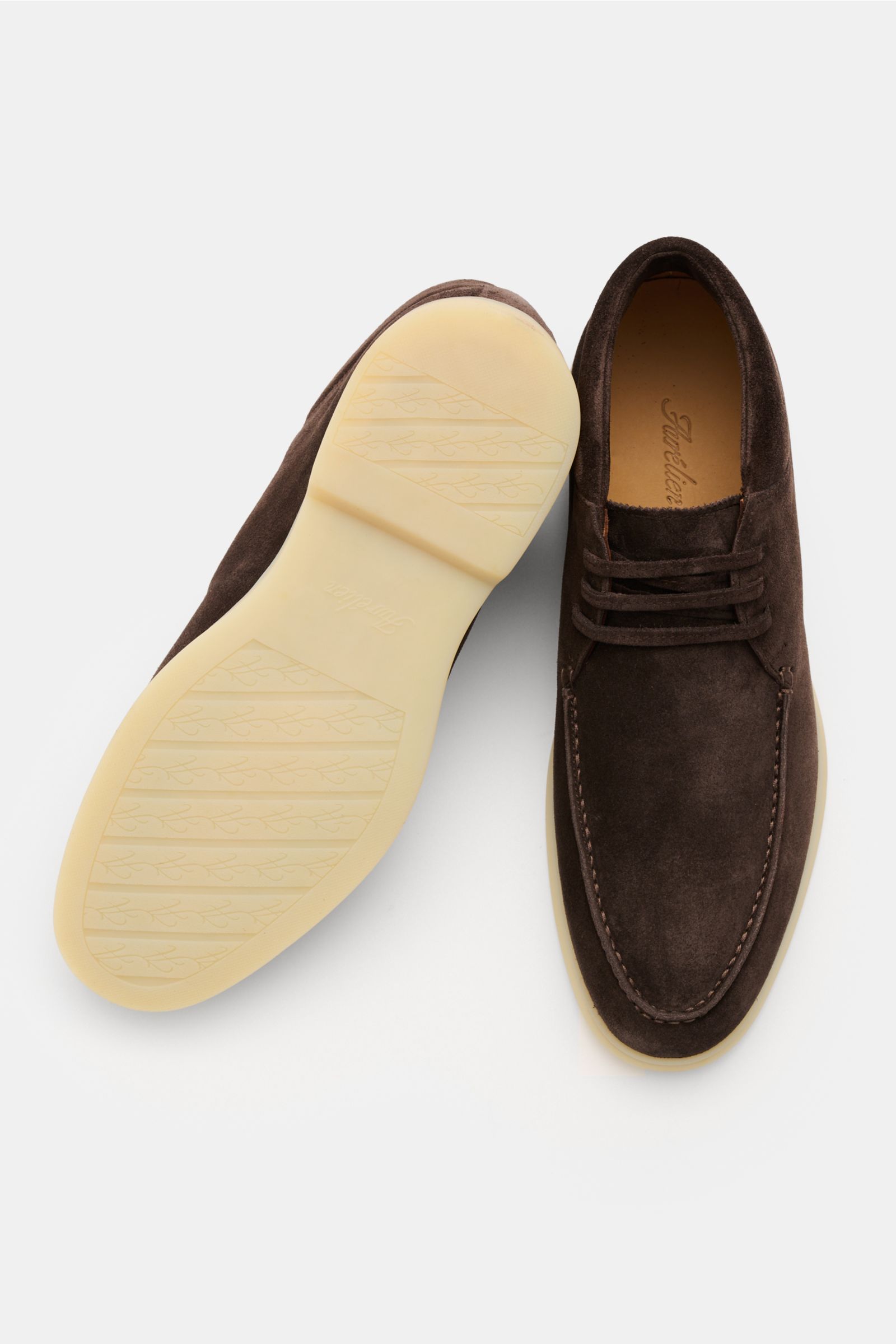 Aurélien Desert Boot dunkelbraun shown from top and sole view, made of soft suede with narrow silhouette, 3-eyelet lacing, padded collar, leather lining, rubber sole, and distinctive front seam. Stylish all-rounder designed for comfort, versatile for casu