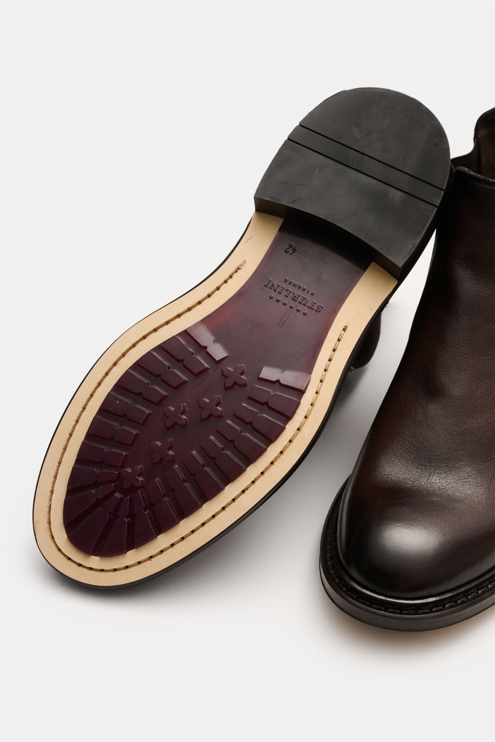 Sturlini Chelsea Boot 'Bufalo' dunkelbraun aus edlem Glattleder, Profilsohle mit Gummi, Ansicht von oben auf Sohle und Vorderblatt.