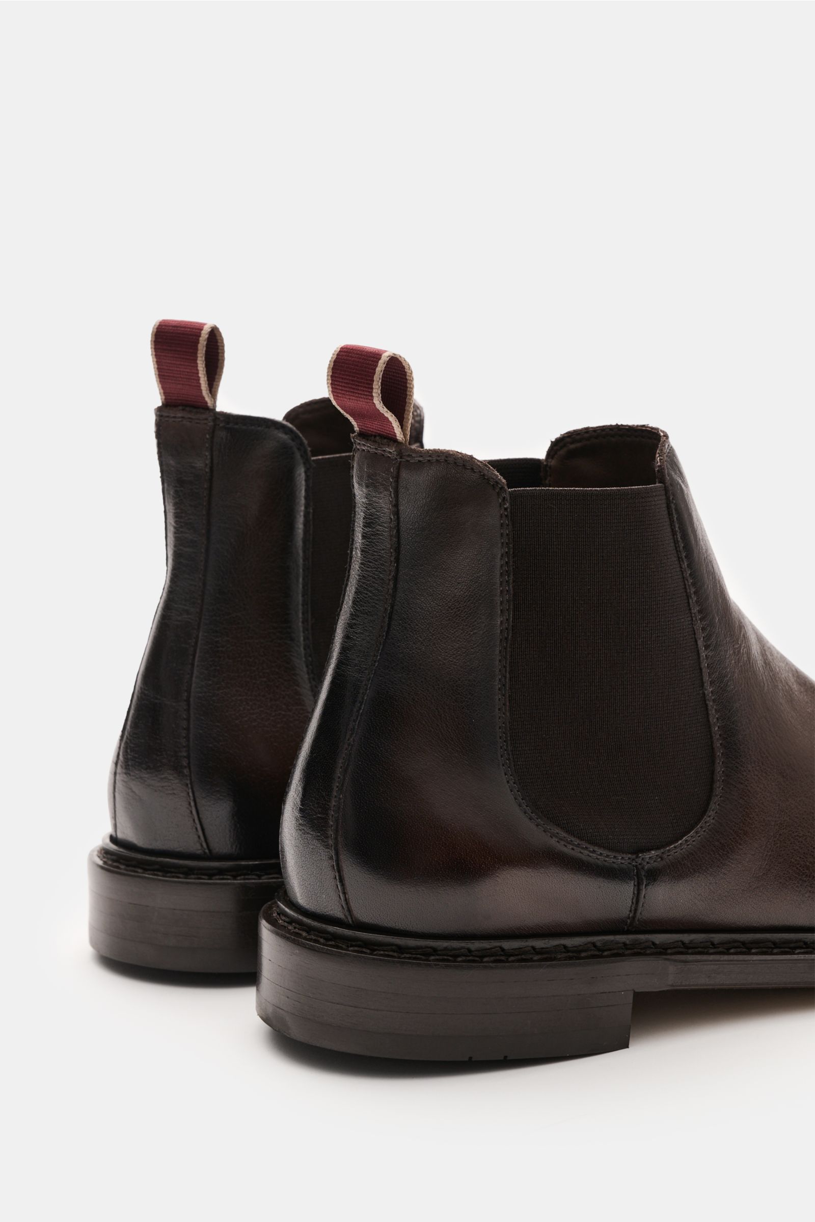 Sturlini Chelsea Boot 'Bufalo' dunkelbraun in seitlicher Nahaufnahme, edles Glattleder, elastische Einsätze, Gummisohle, Lederfutter, schmal zulaufend.