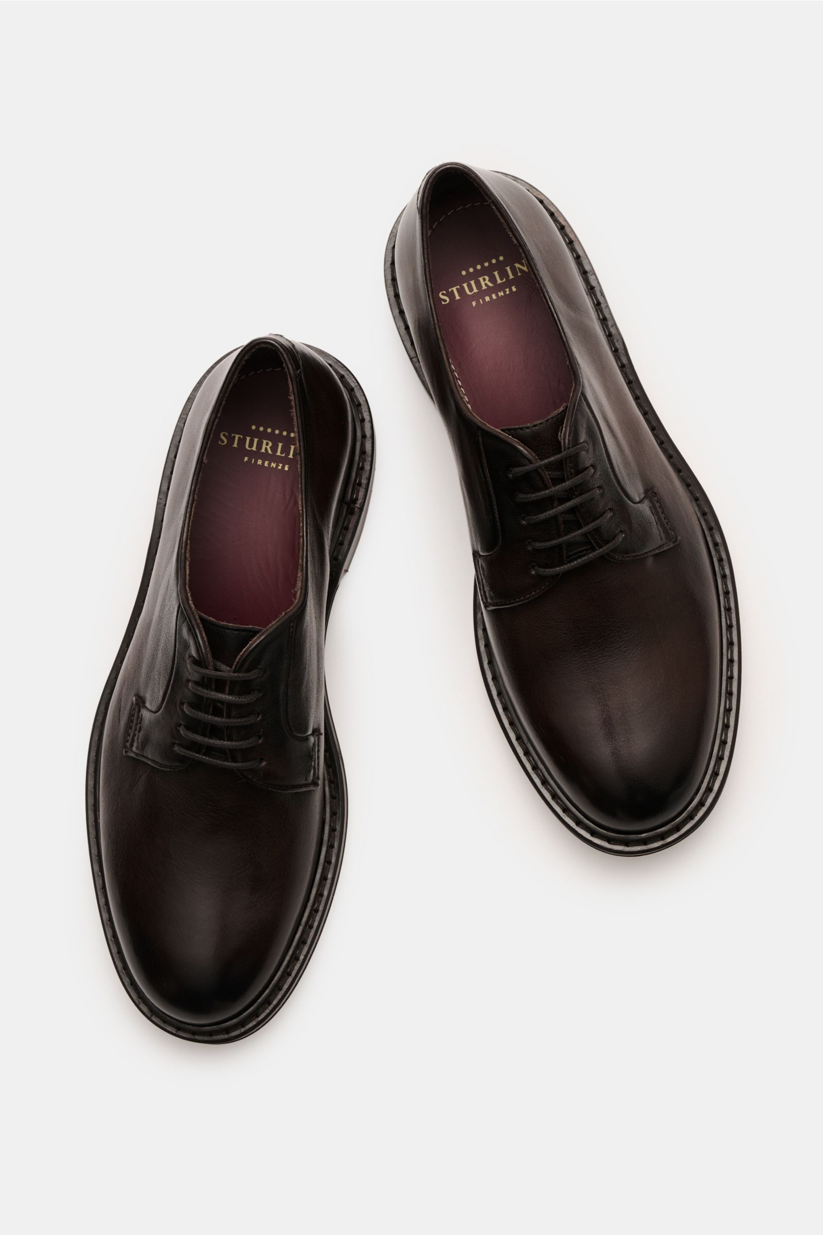 Top view of the Sturlini Derby 'Bufalo' dunkelbraun shoes showcasing dark brown smooth leather, fine grain, Blake construction, and open five-eyelet lacing. 

Description: Ein Statement für Stil und Tradition: Aus dem Herzen Florenz’ stammend, spiegelt