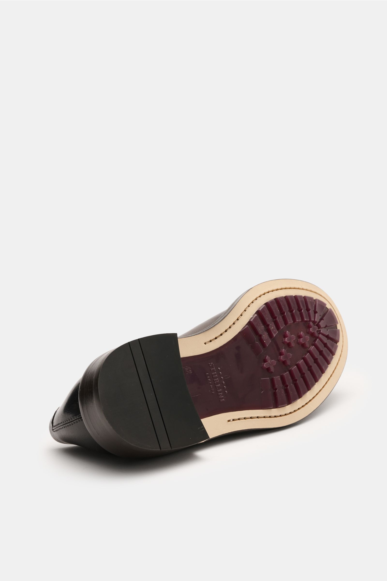 Bottom view of the Sturlini Derby 'Bufalo' dunkelbraun shoe showing leather and rubber sole with a Blake stitch construction.

Description: Ein Statement für Stil und Tradition: Aus dem Herzen Florenz’ stammend, spiegelt der Derby 'Bufalo' die meisterh