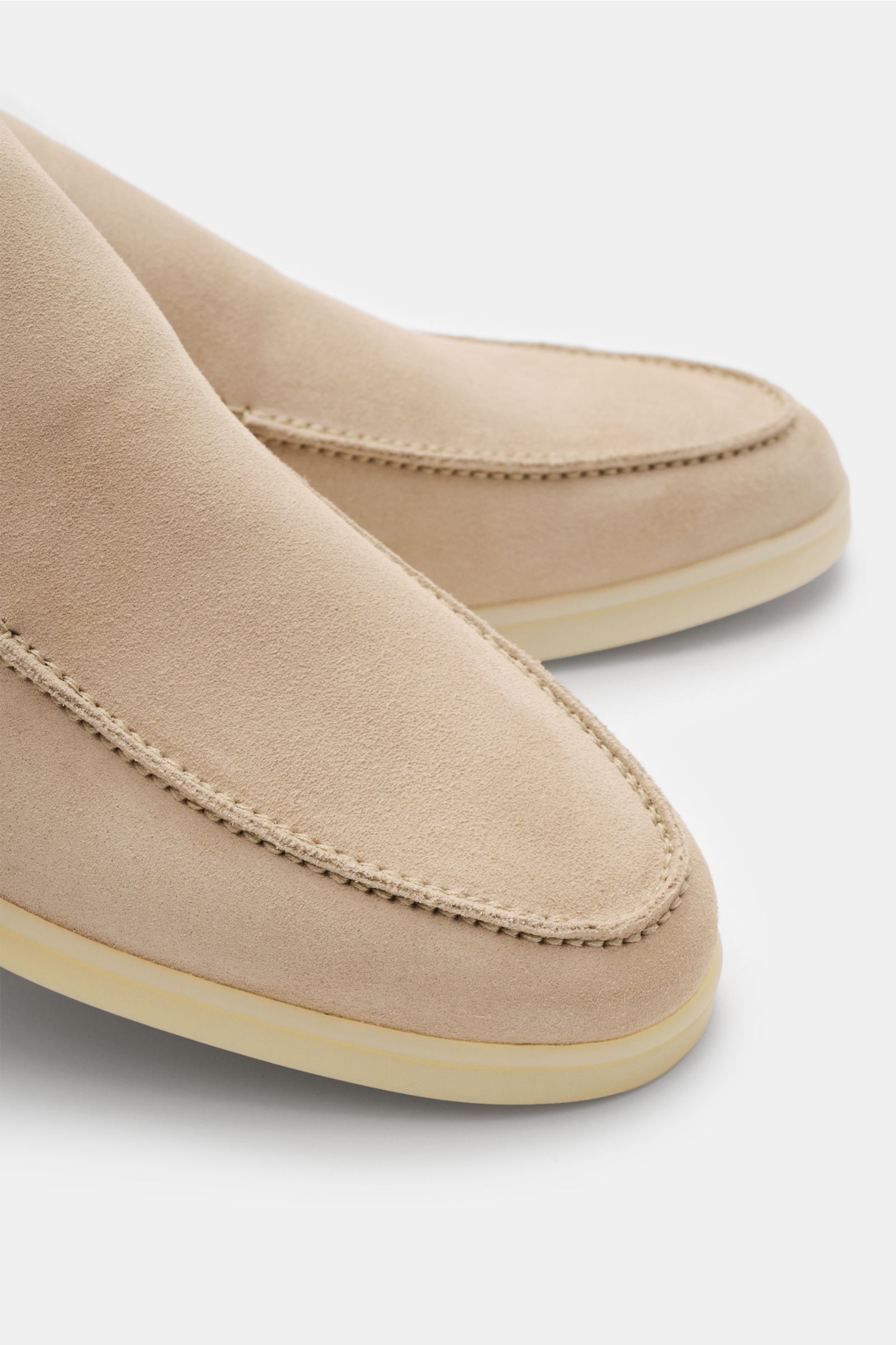 Close-up front-side view of beige Aurélien Loafer 'City 2.0' made of smooth veloursleder with slightly narrow silhouette and flexible rubber sole, designed for comfort.
