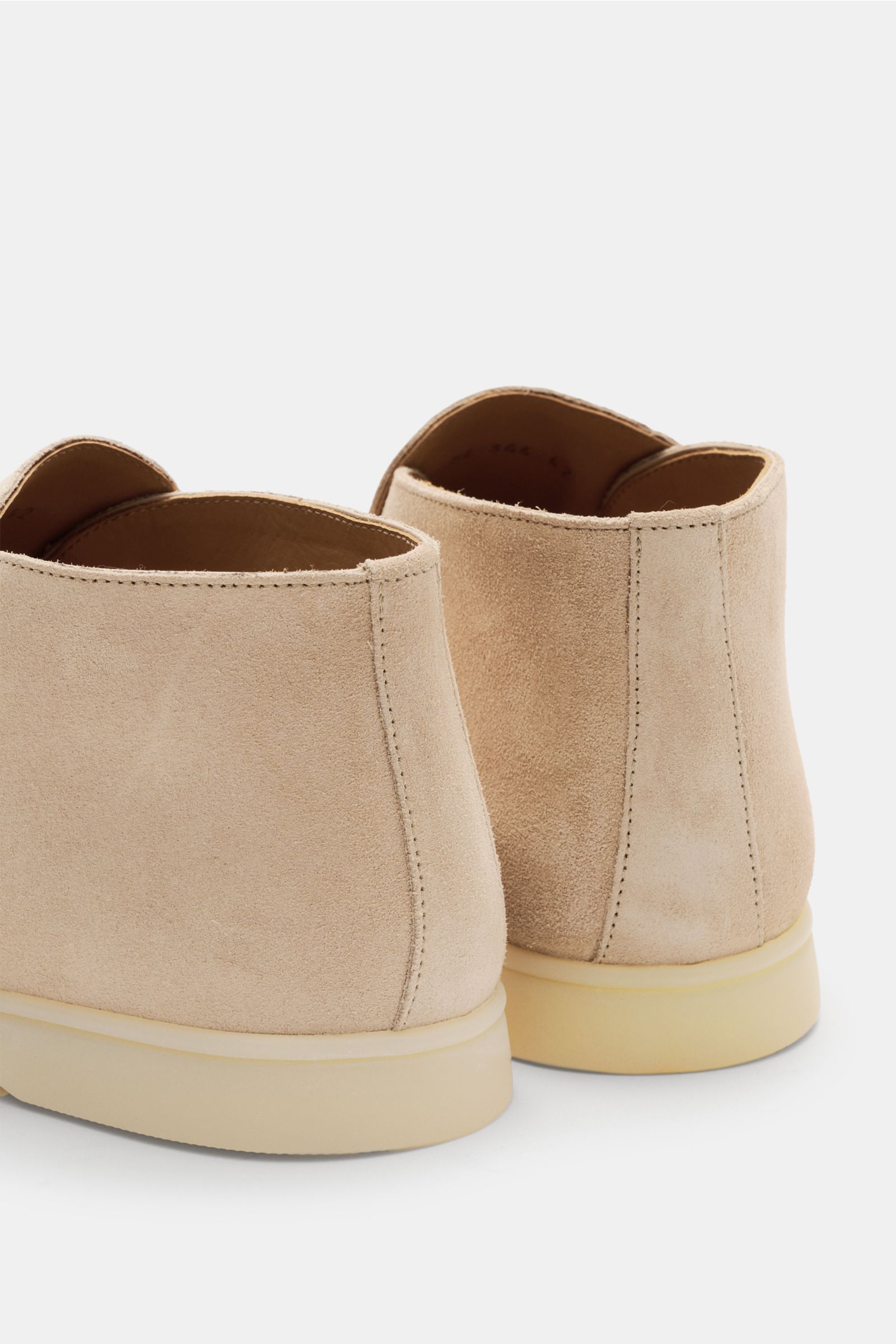 Rear angled view of Aurélien Loafer 'City 2.0' beige in soft veloursleder, featuring a slim silhouette, leather lining, and flexible rubber sole for comfort.